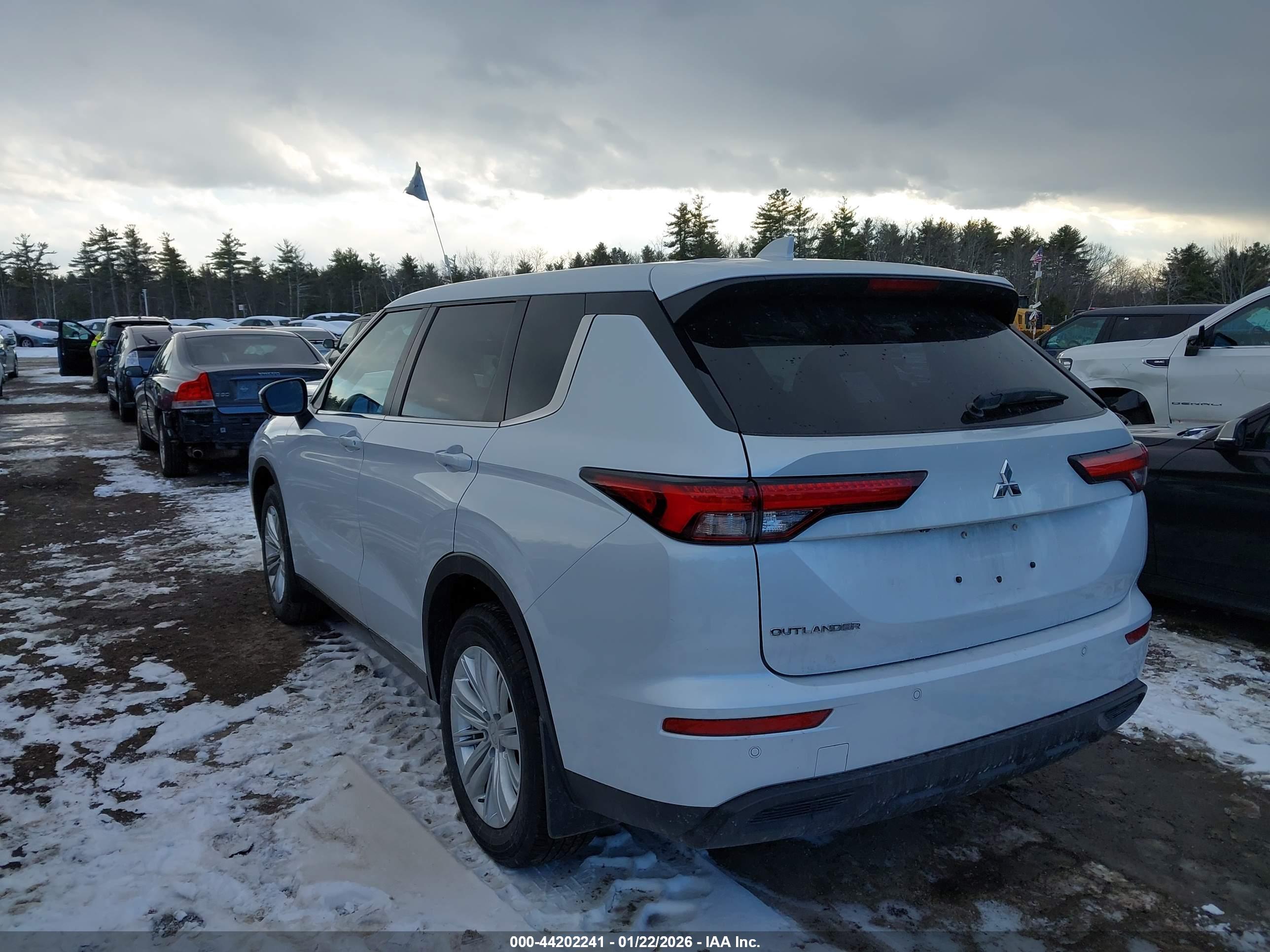 MITSUBISHI OUTLANDER image 3