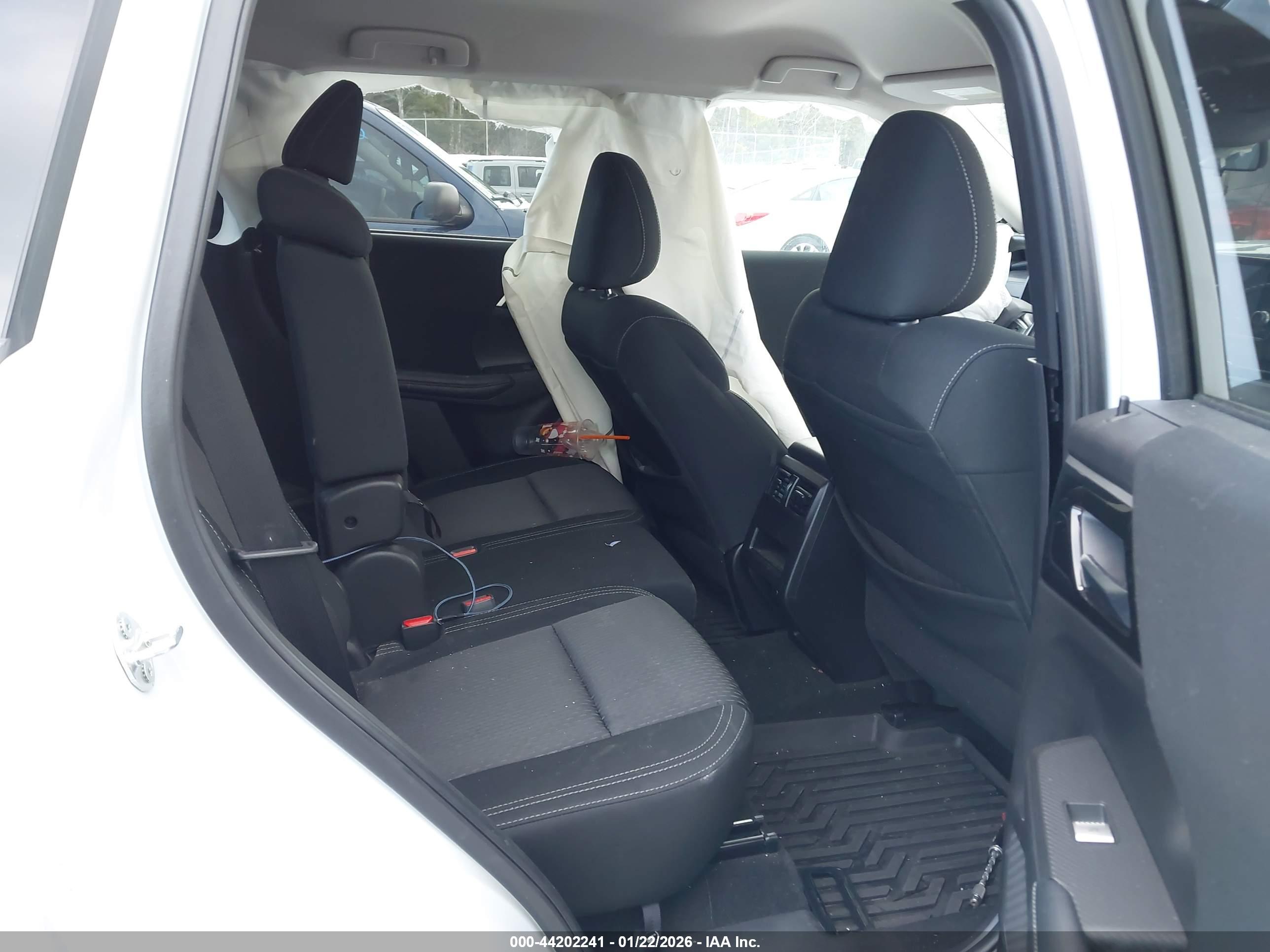 MITSUBISHI OUTLANDER image 8