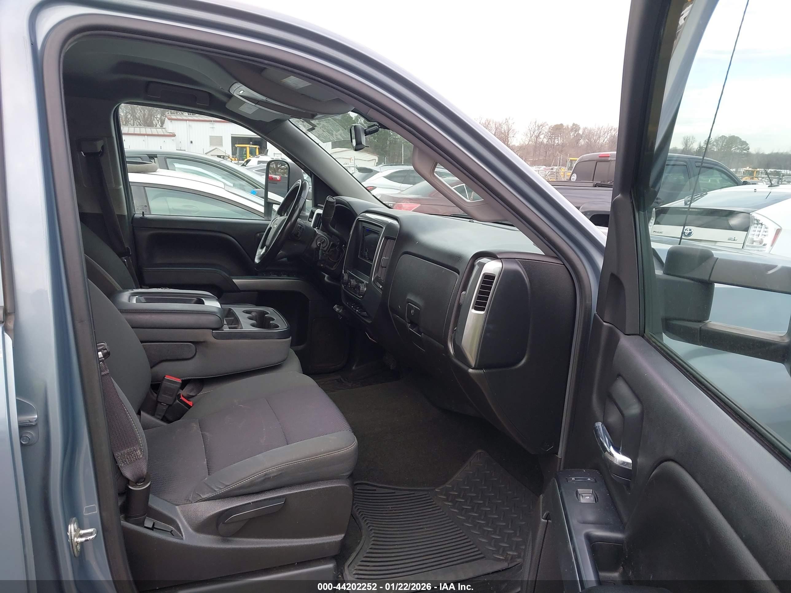 CHEVROLET SILVERADO image 5