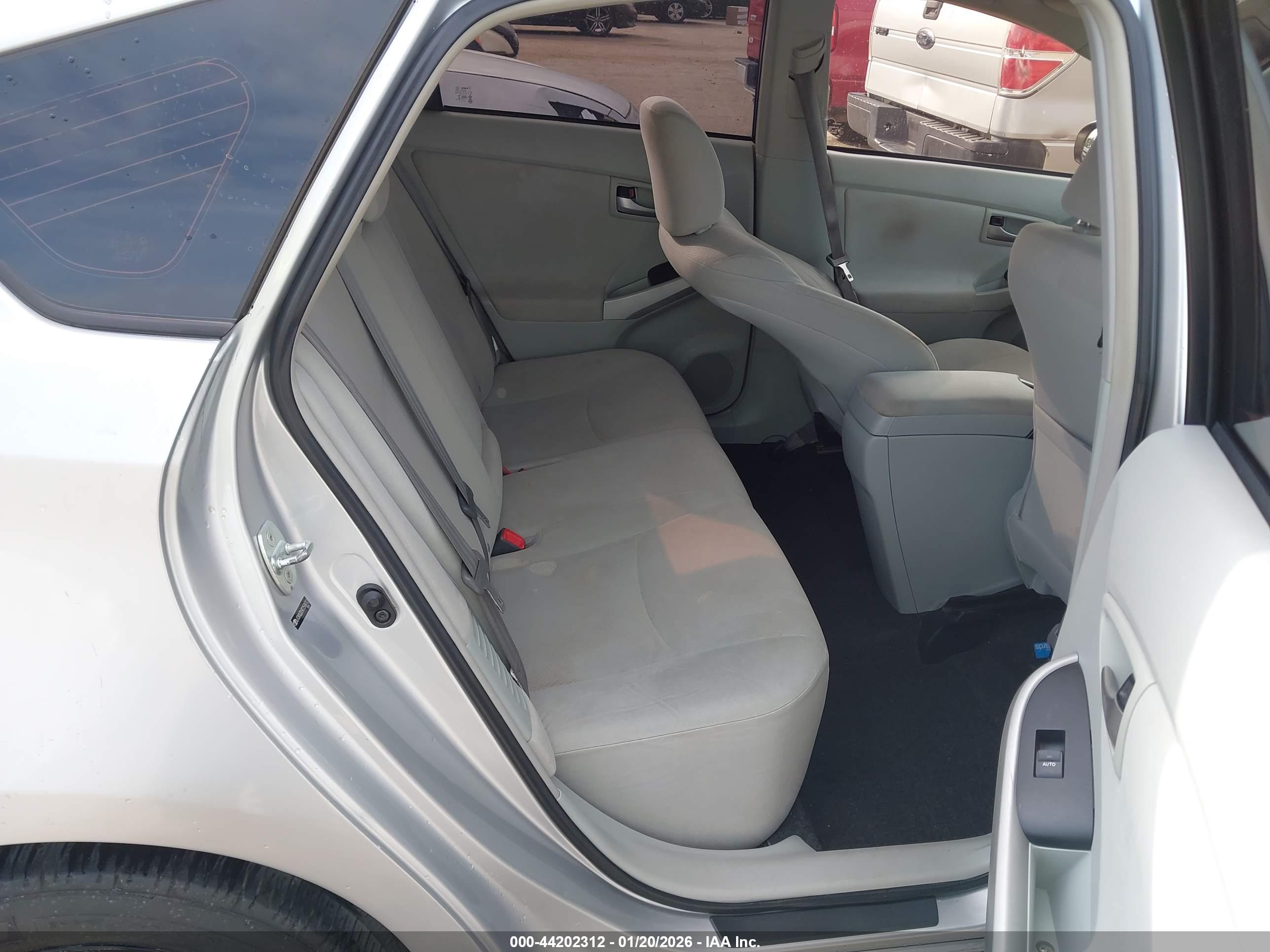 TOYOTA PRIUS image 8