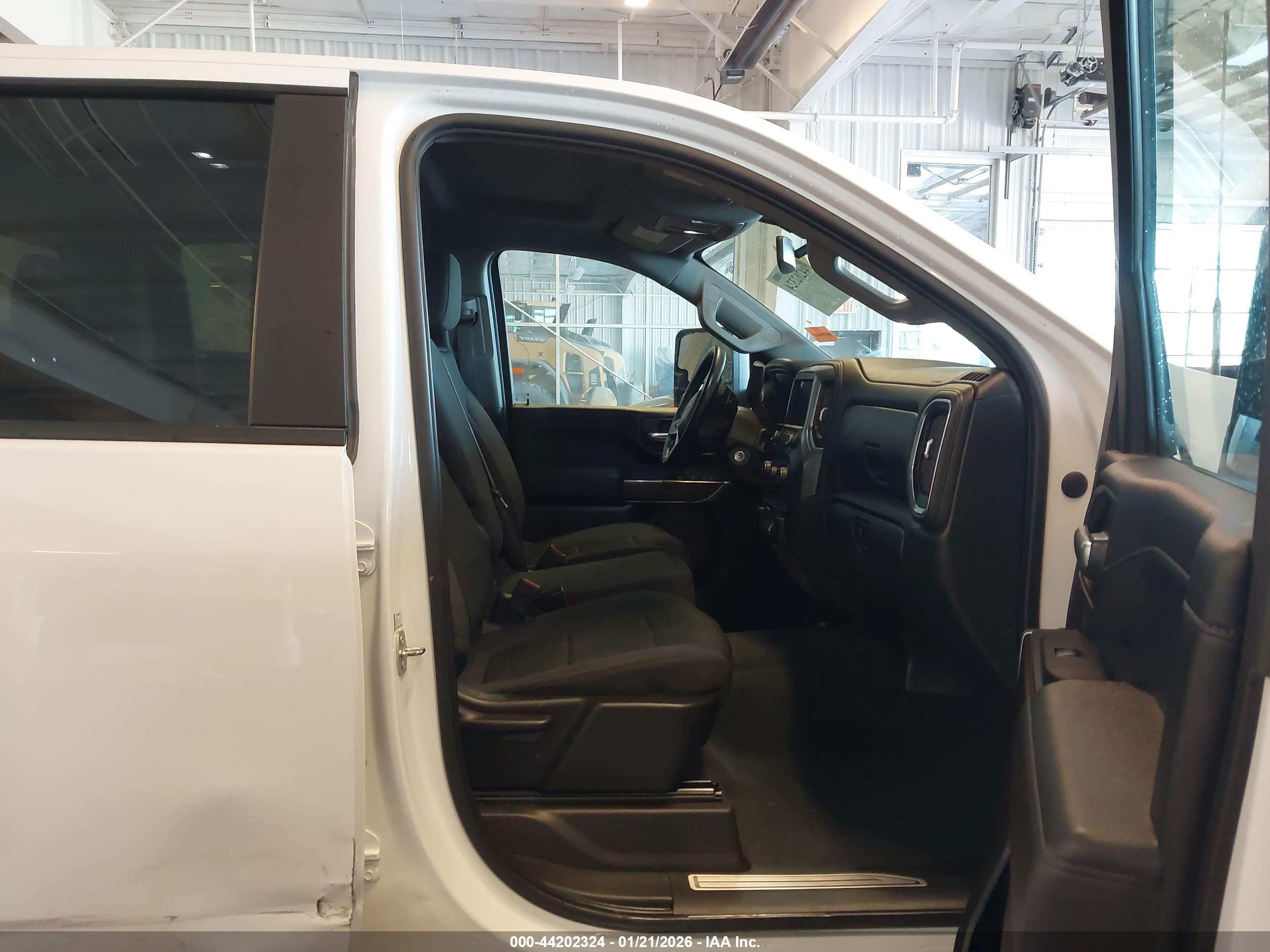 CHEVROLET SILVERADO image 5