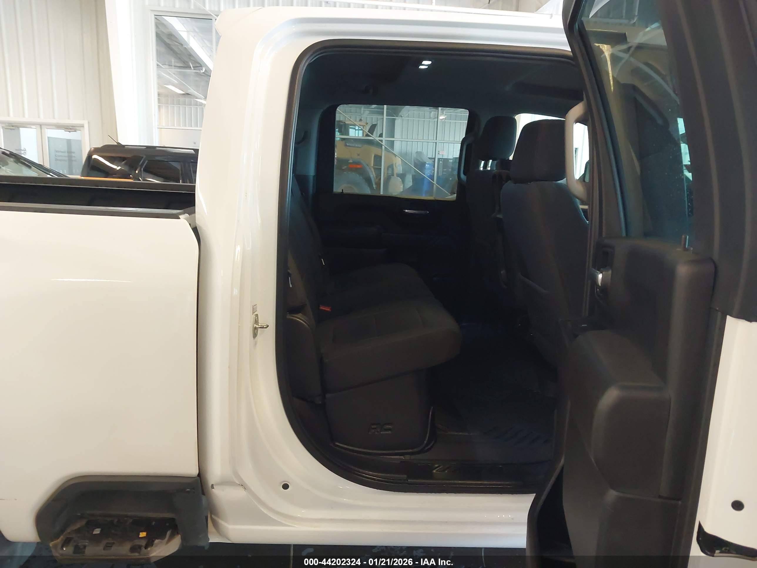 CHEVROLET SILVERADO image 8
