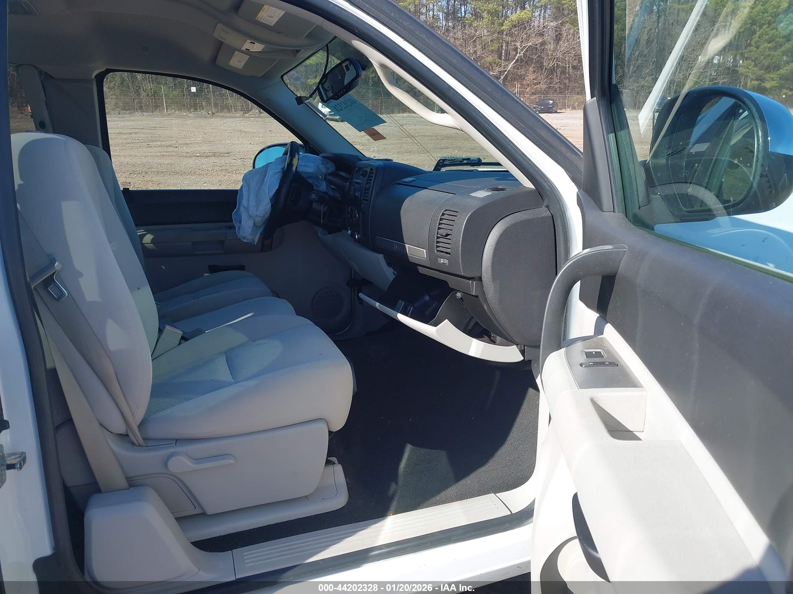 CHEVROLET SILVERADO image 5