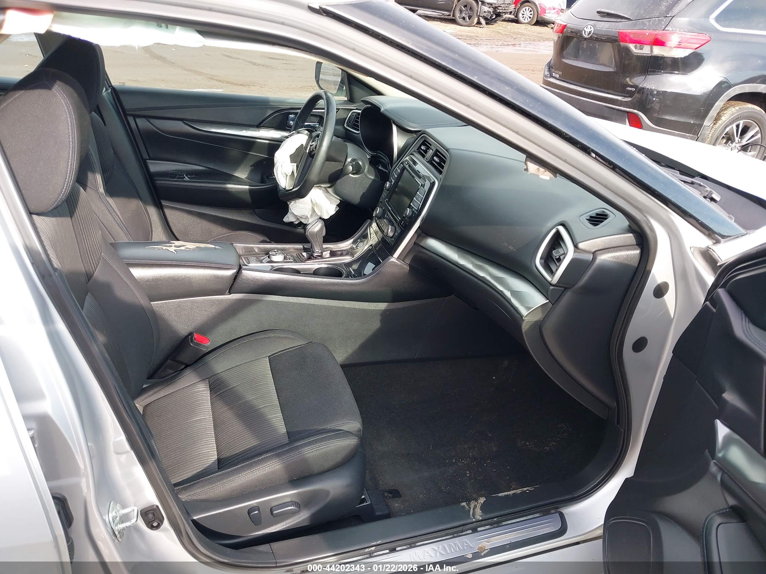 NISSAN MAXIMA image 5