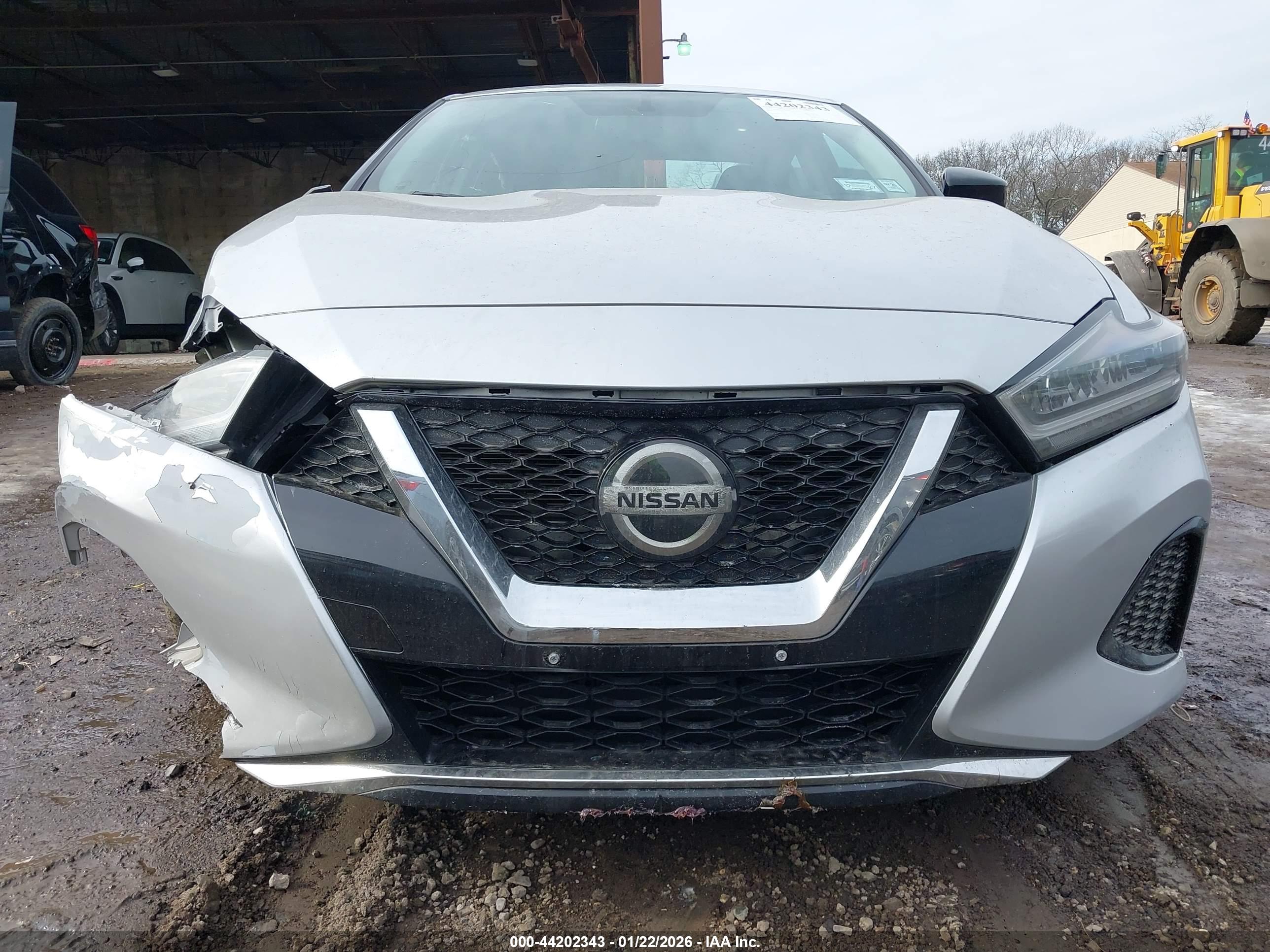 NISSAN MAXIMA image 6