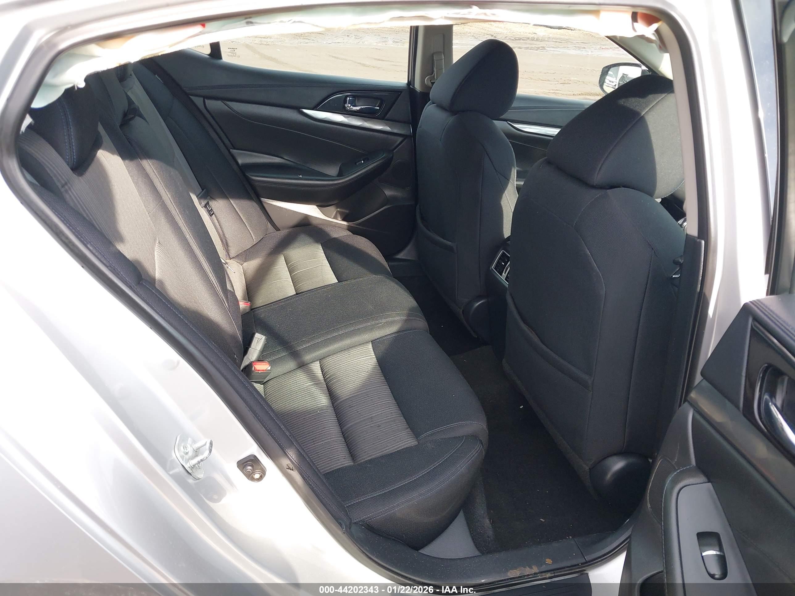 NISSAN MAXIMA image 8