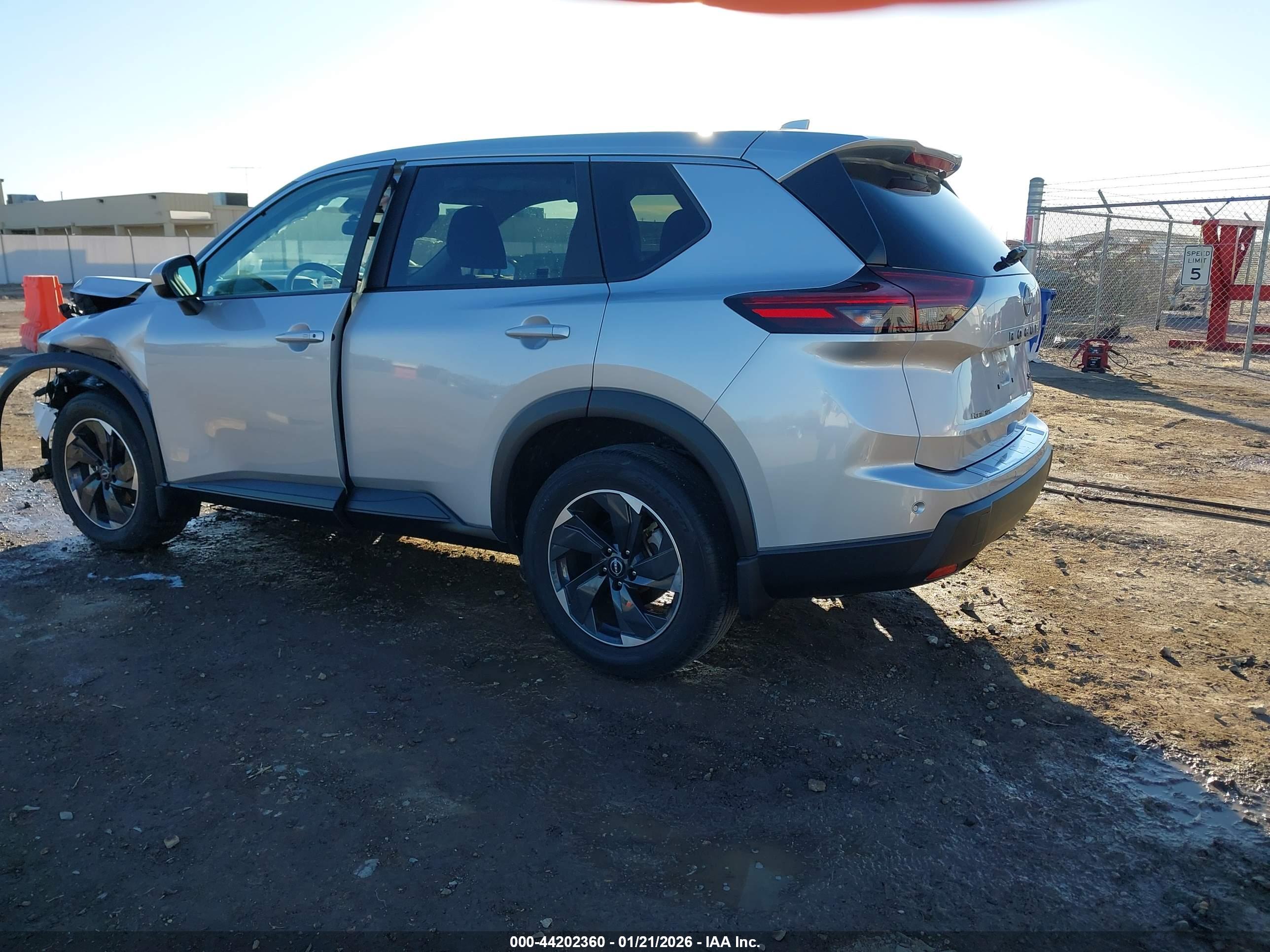 NISSAN ROGUE image 3