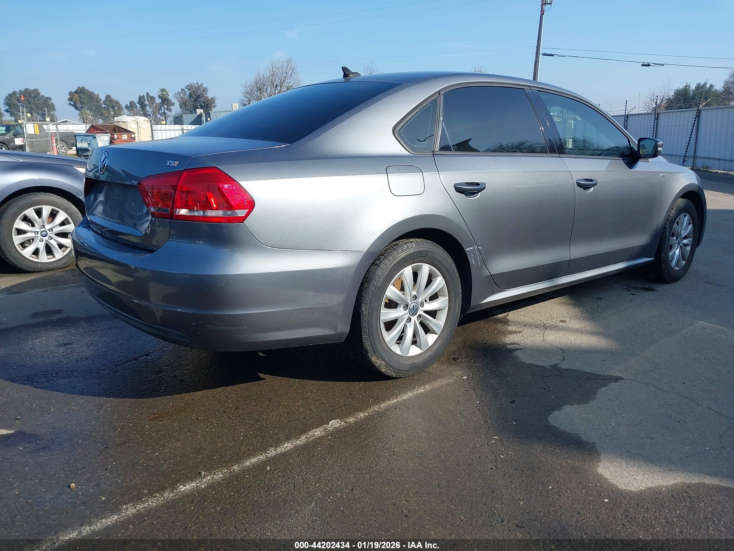 VOLKSWAGEN PASSAT image 4