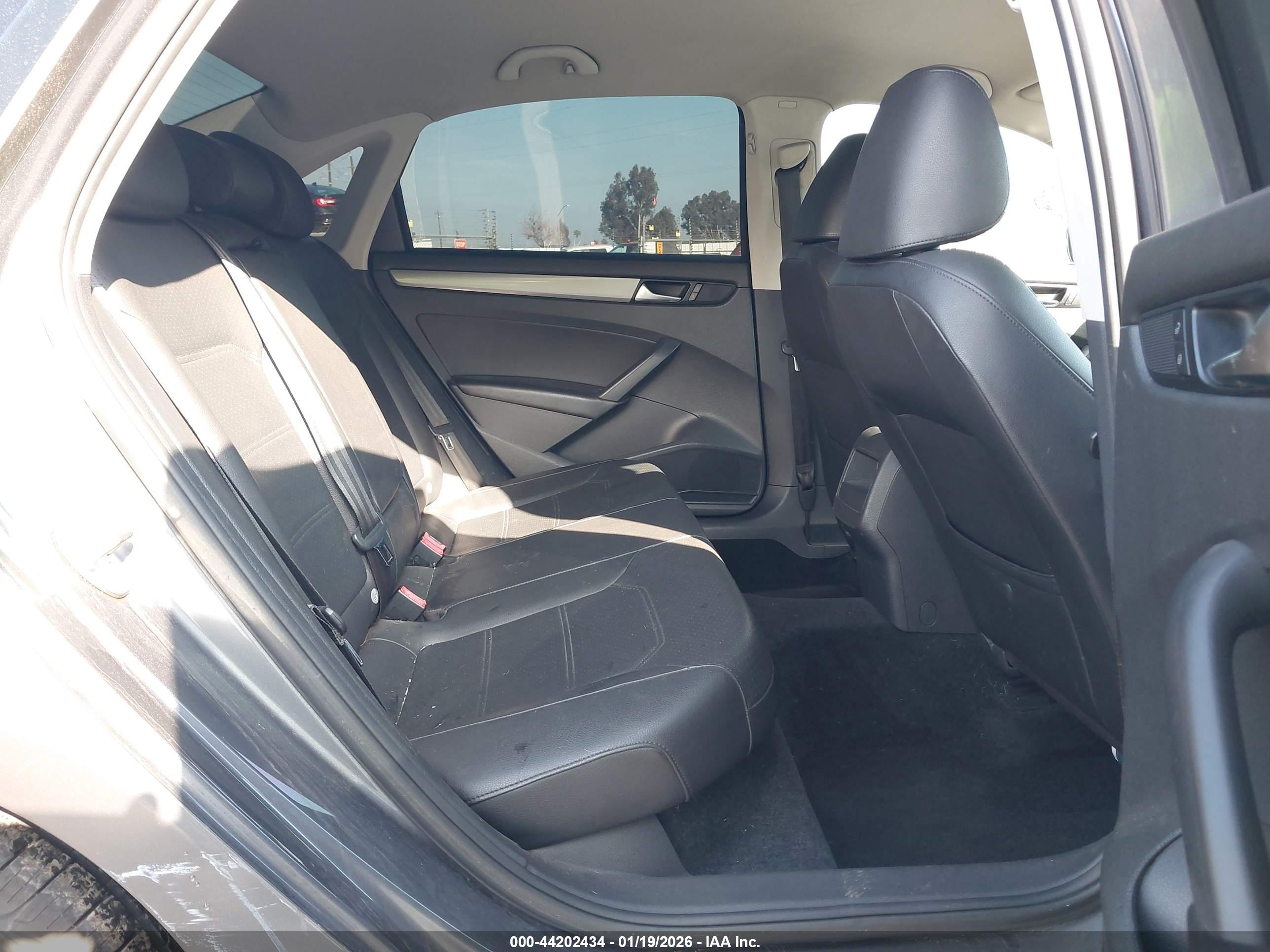 VOLKSWAGEN PASSAT image 8