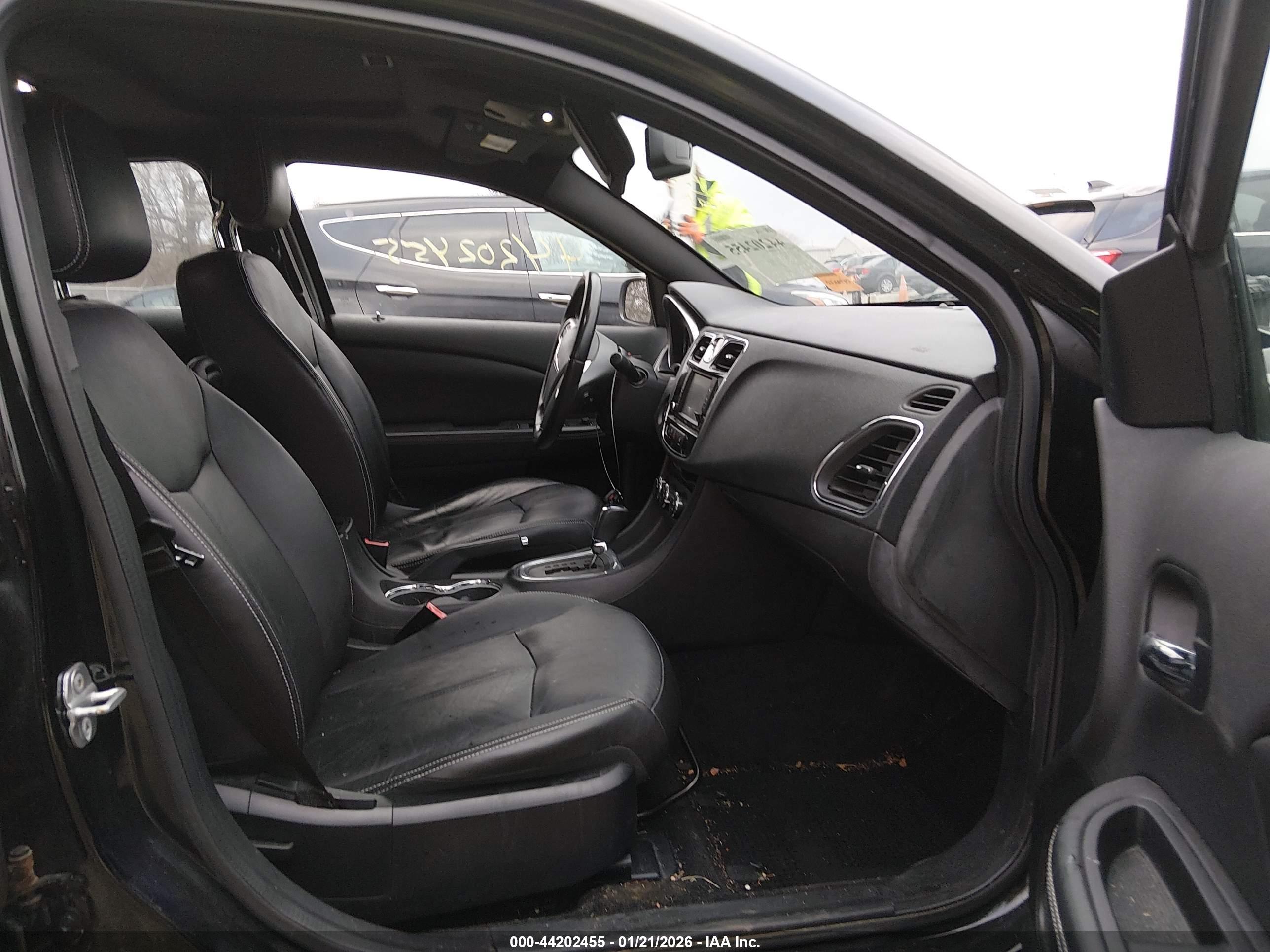 CHRYSLER 200 image 5