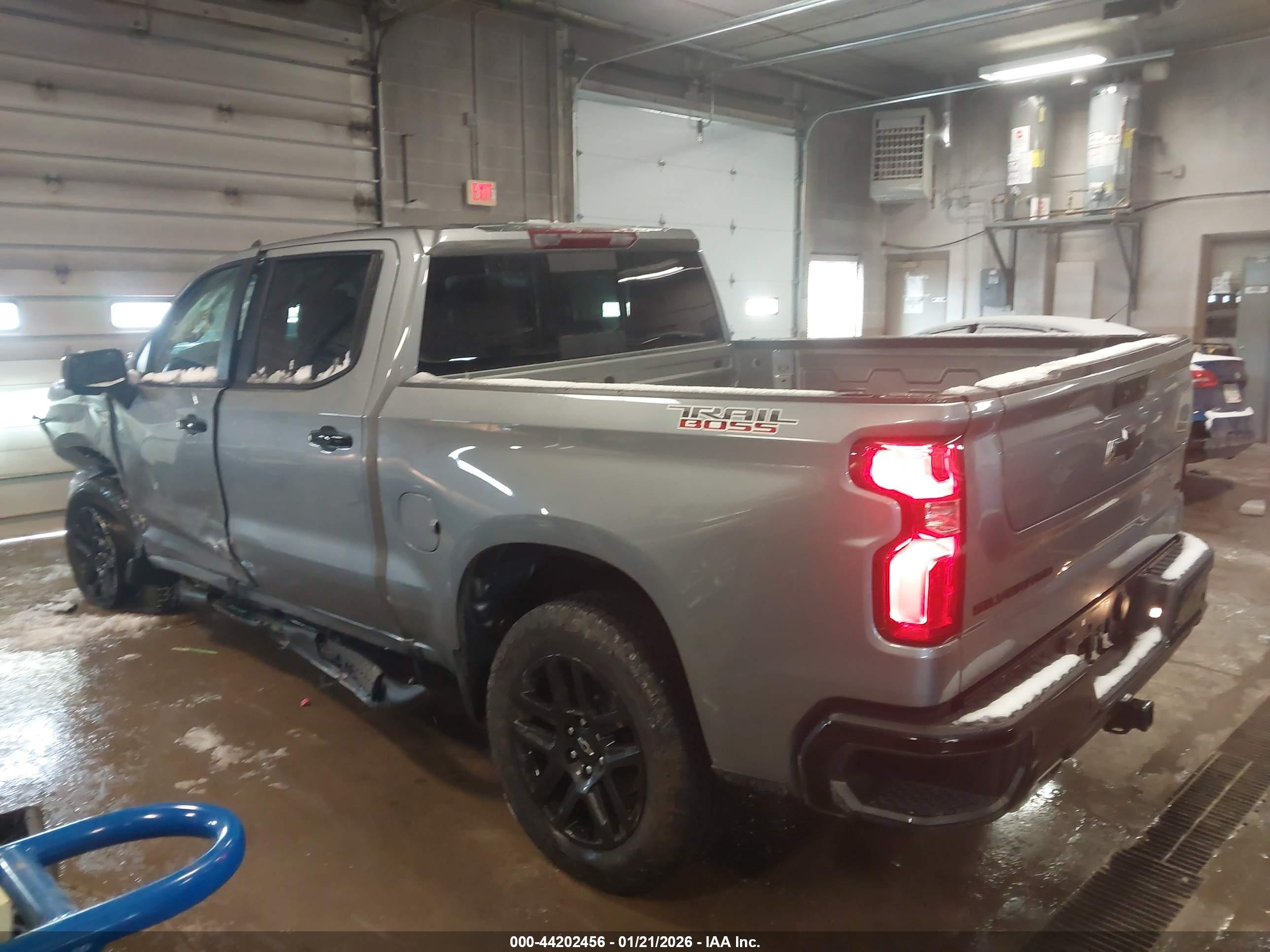 CHEVROLET SILVERADO image 3