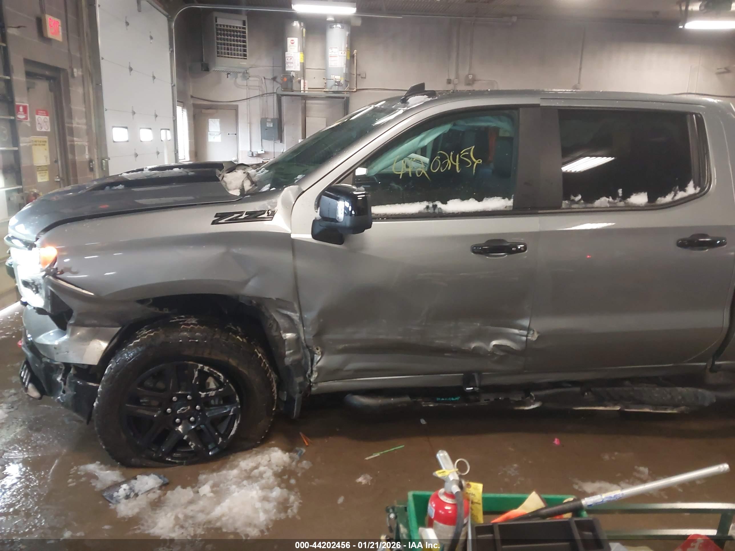 CHEVROLET SILVERADO image 6