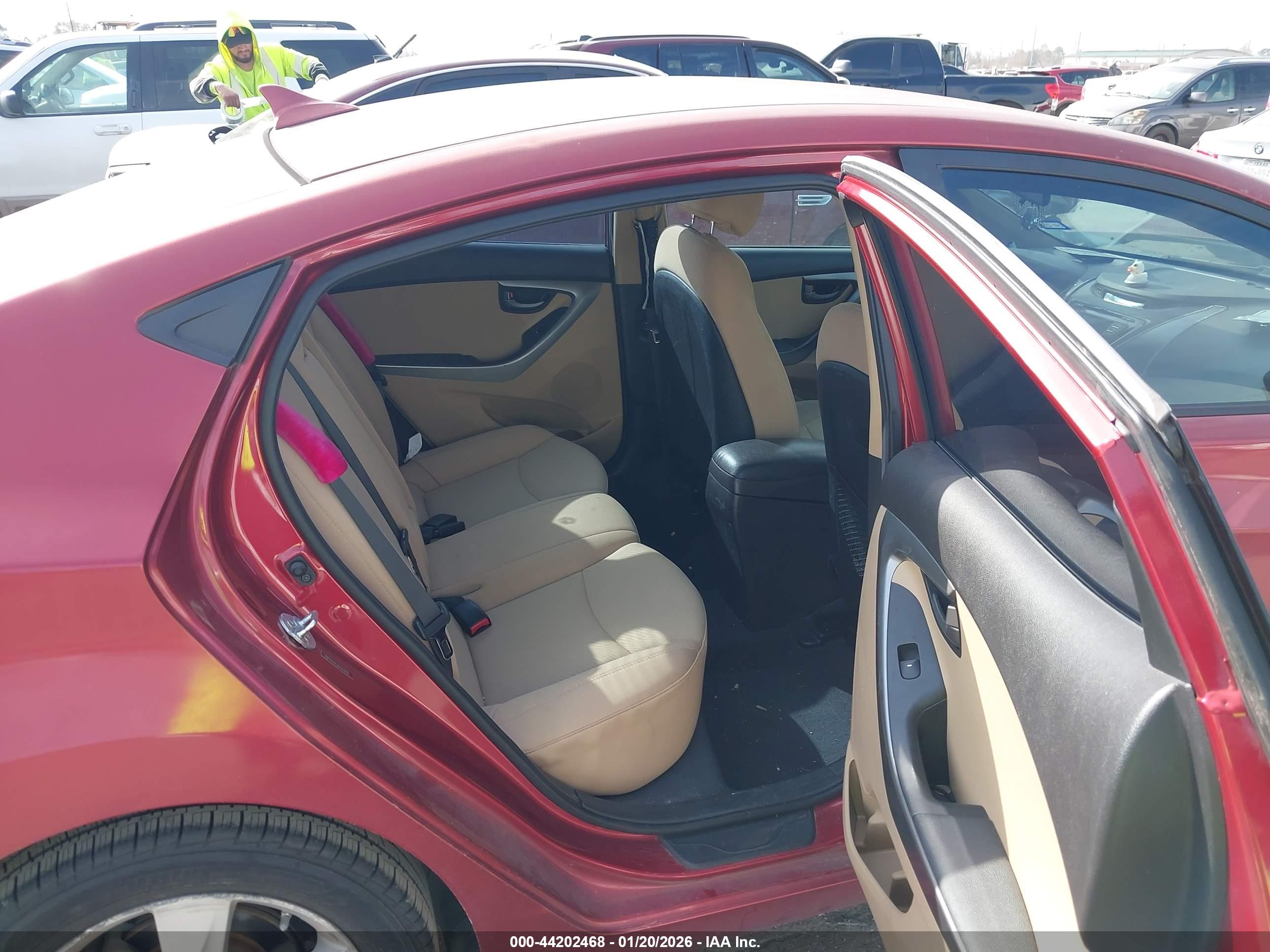 HYUNDAI ELANTRA image 8