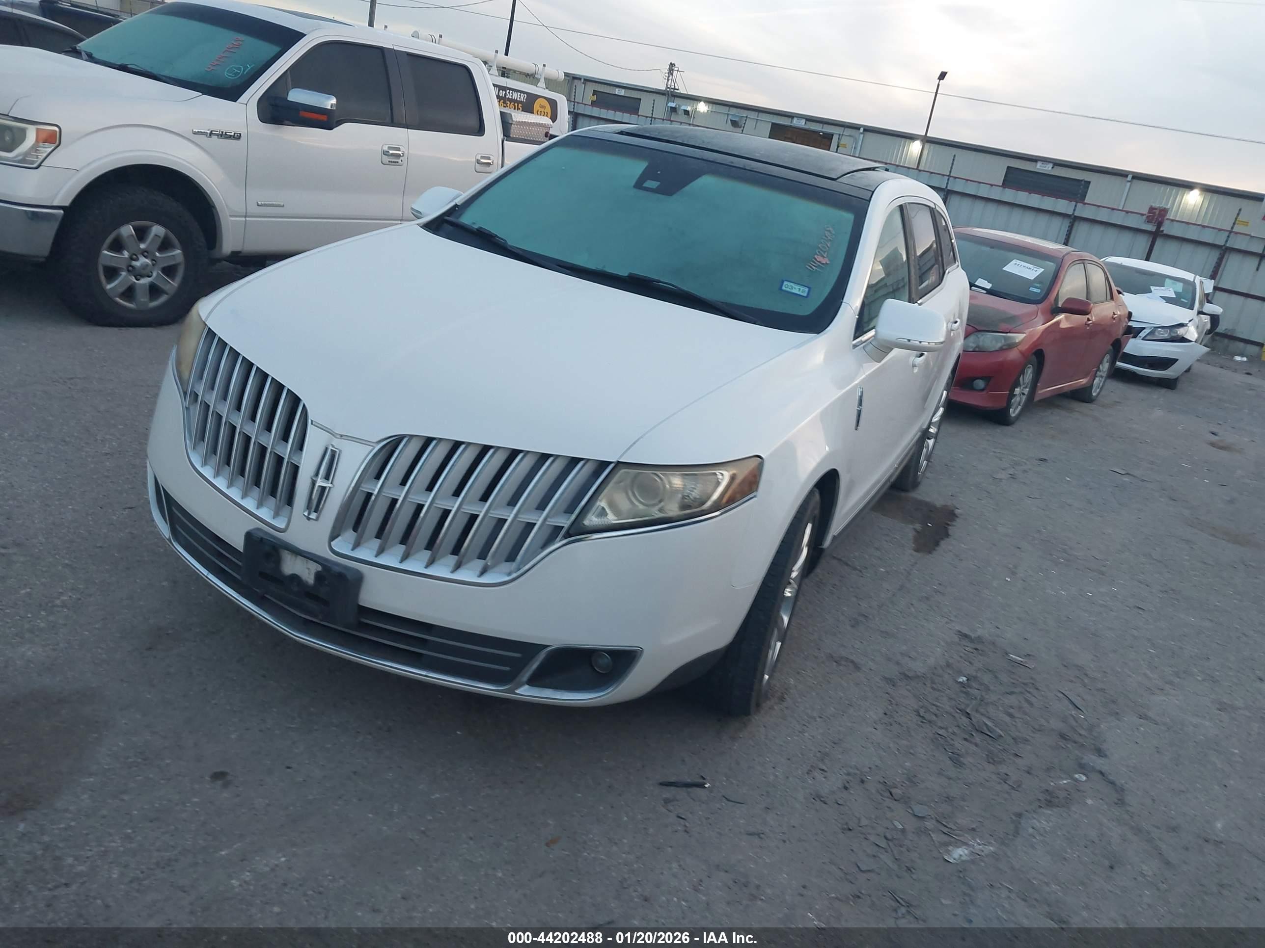 LINCOLN MKT image 2