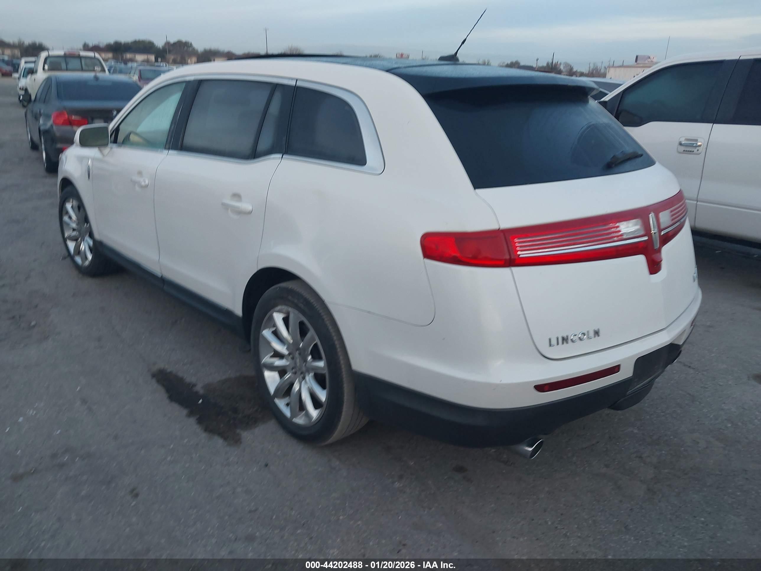 LINCOLN MKT image 3