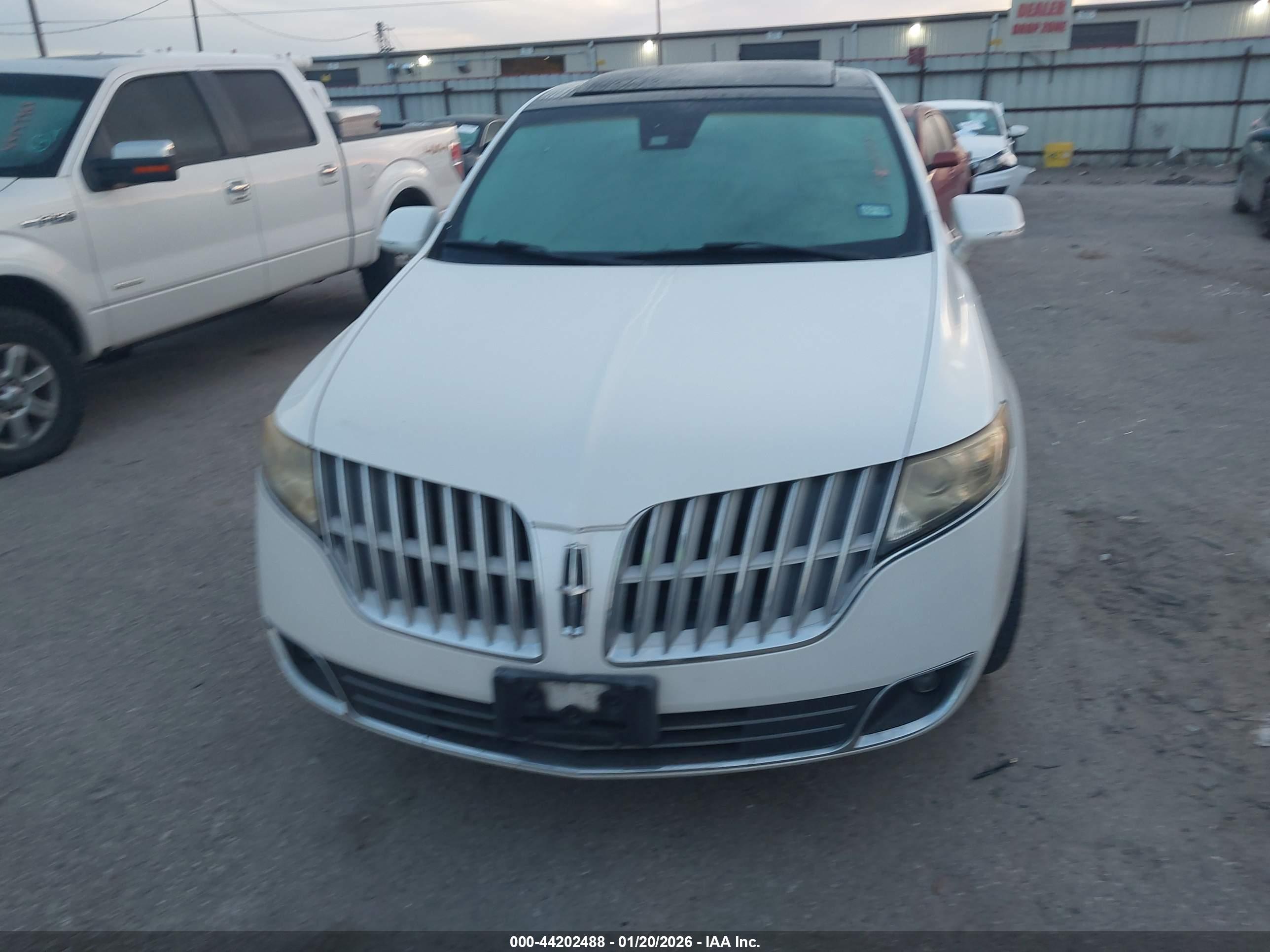 LINCOLN MKT image 6