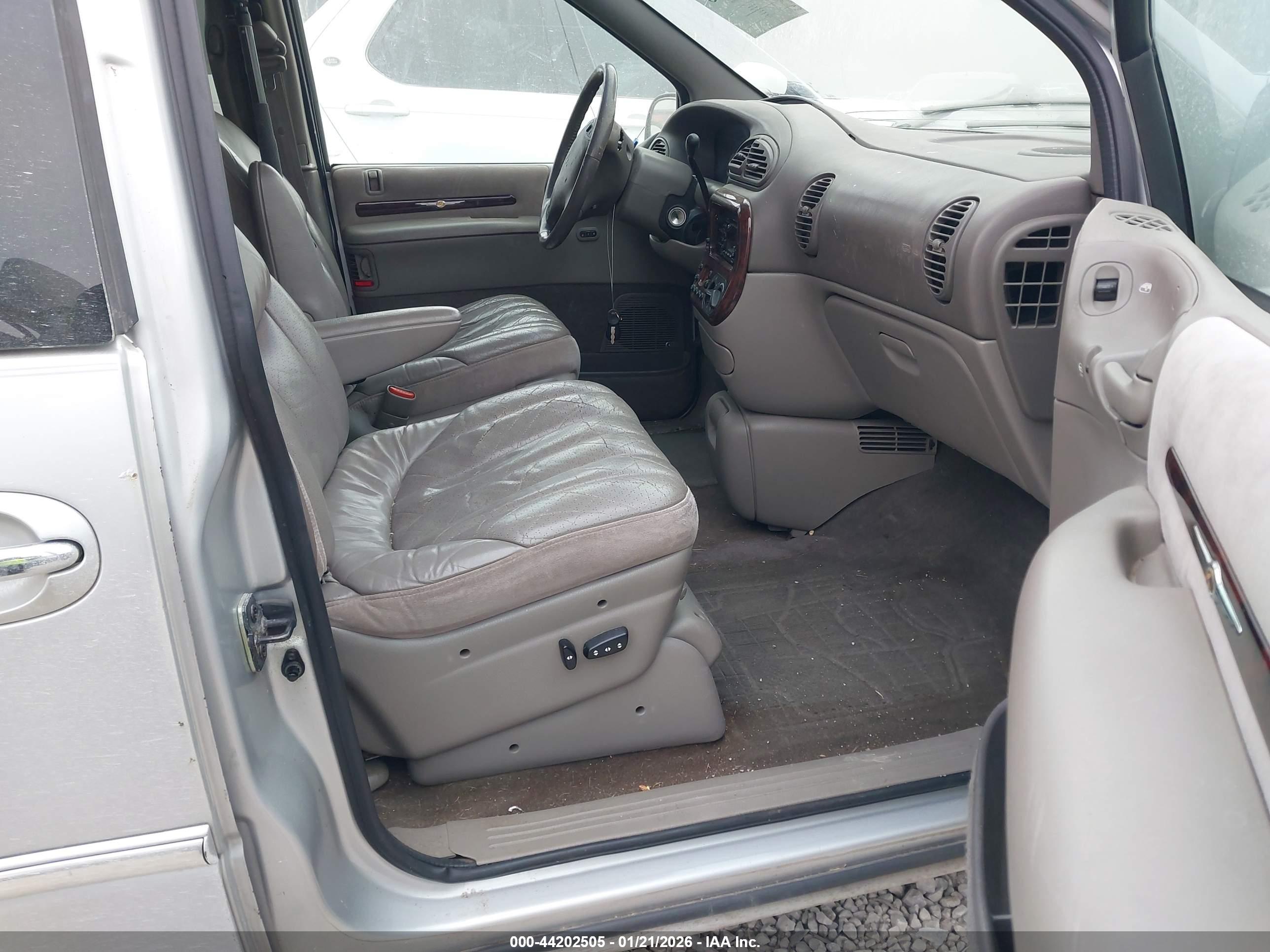 CHRYSLER TOWN image 5