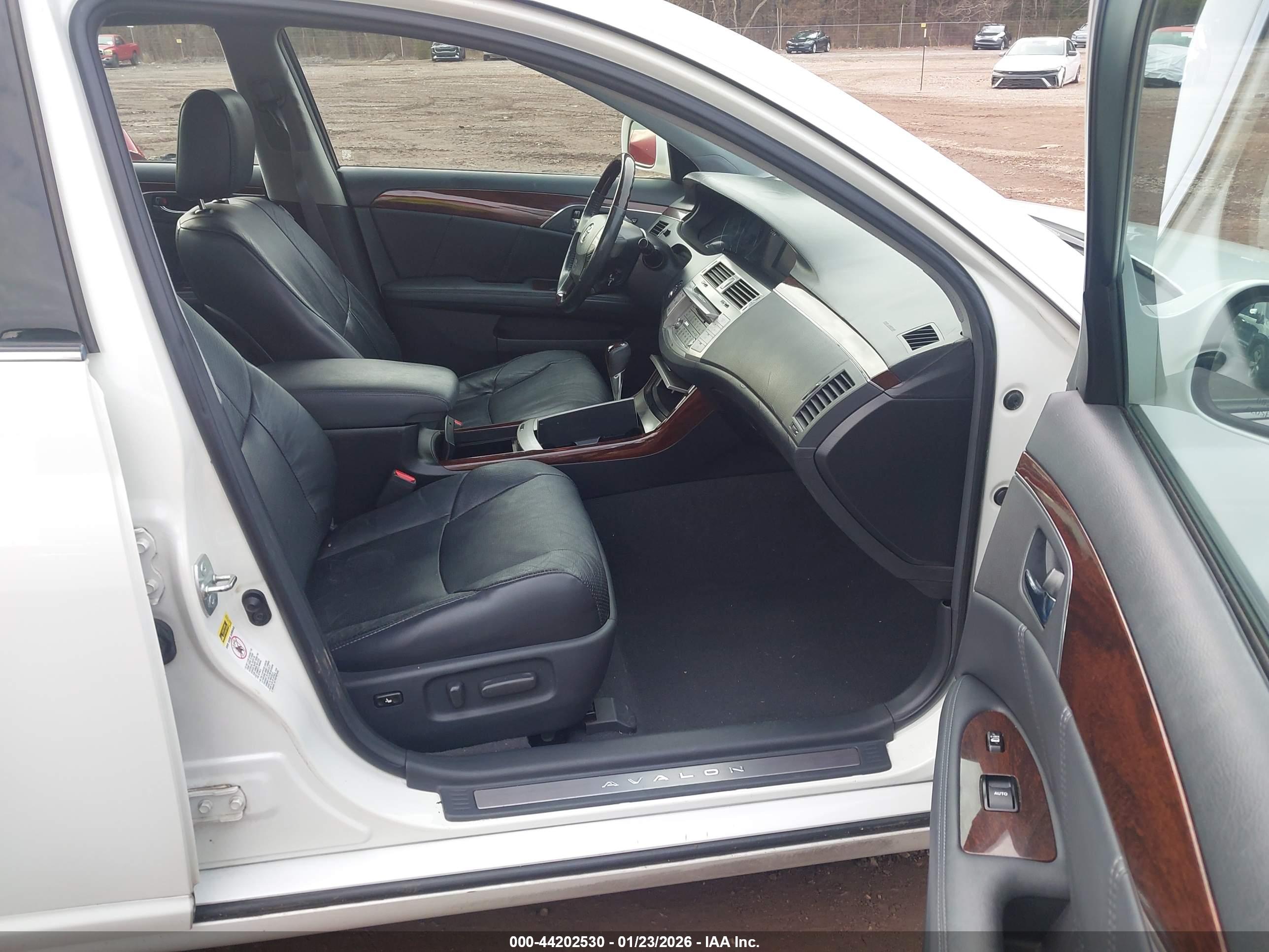 TOYOTA AVALON image 5