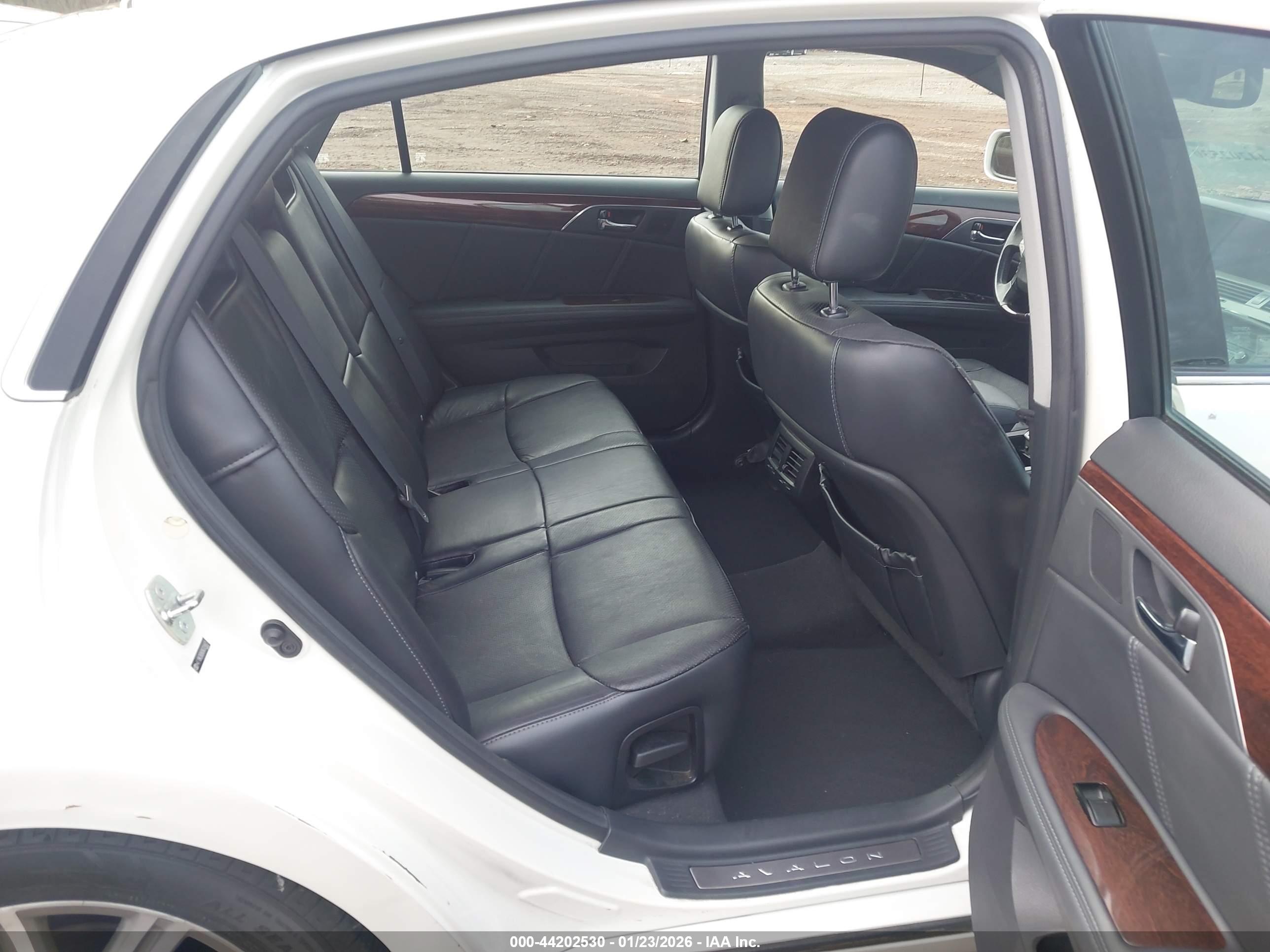 TOYOTA AVALON image 8