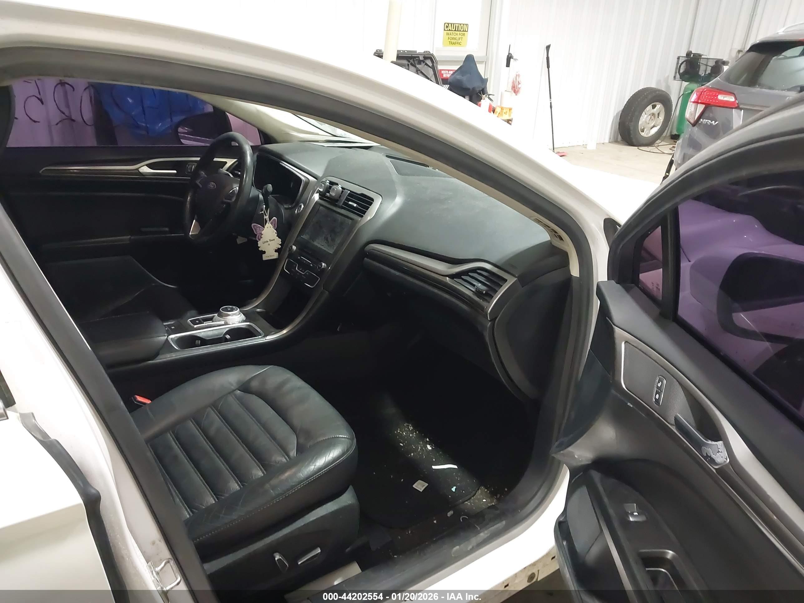 FORD FUSION image 5
