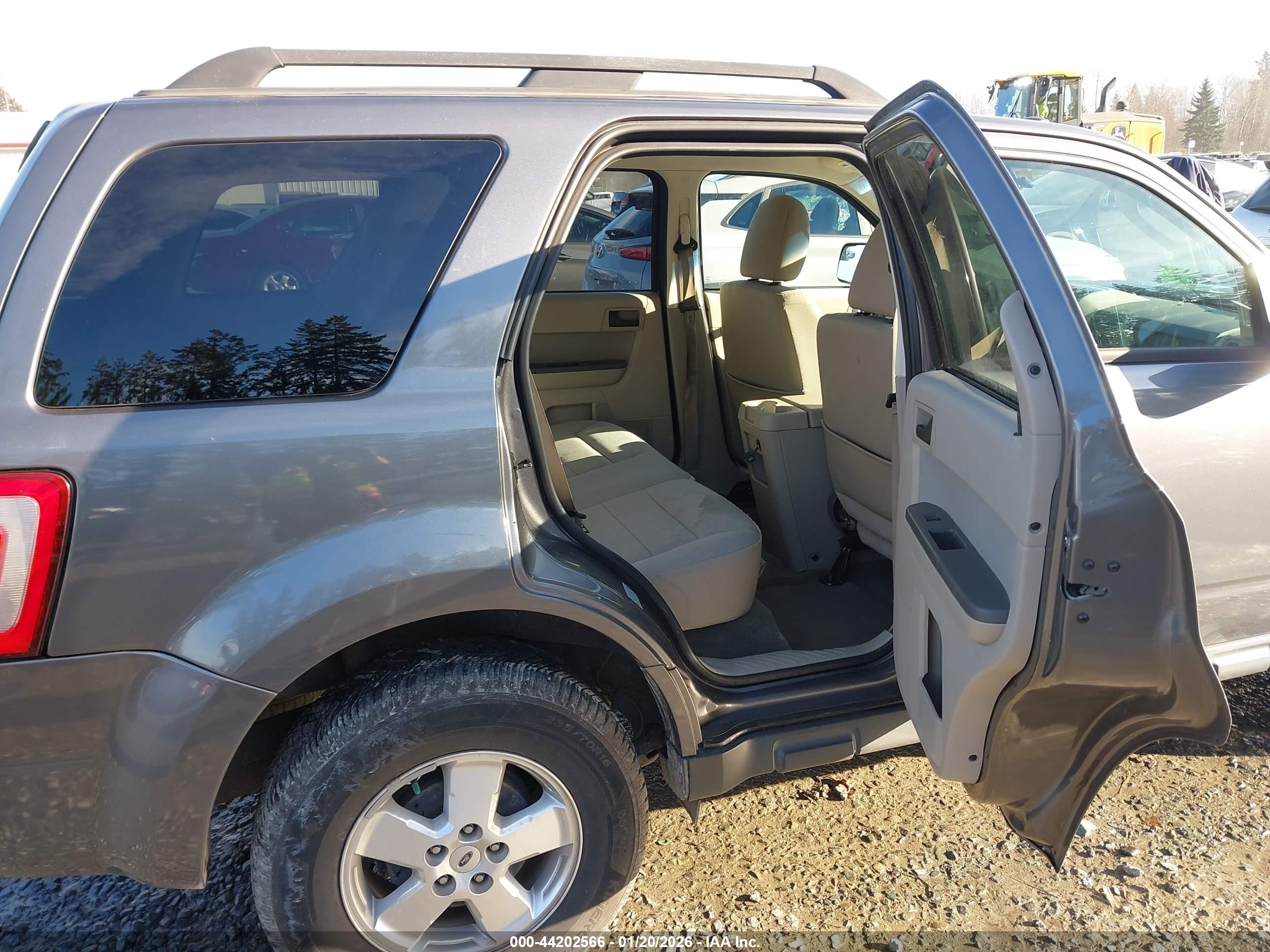 FORD ESCAPE image 8
