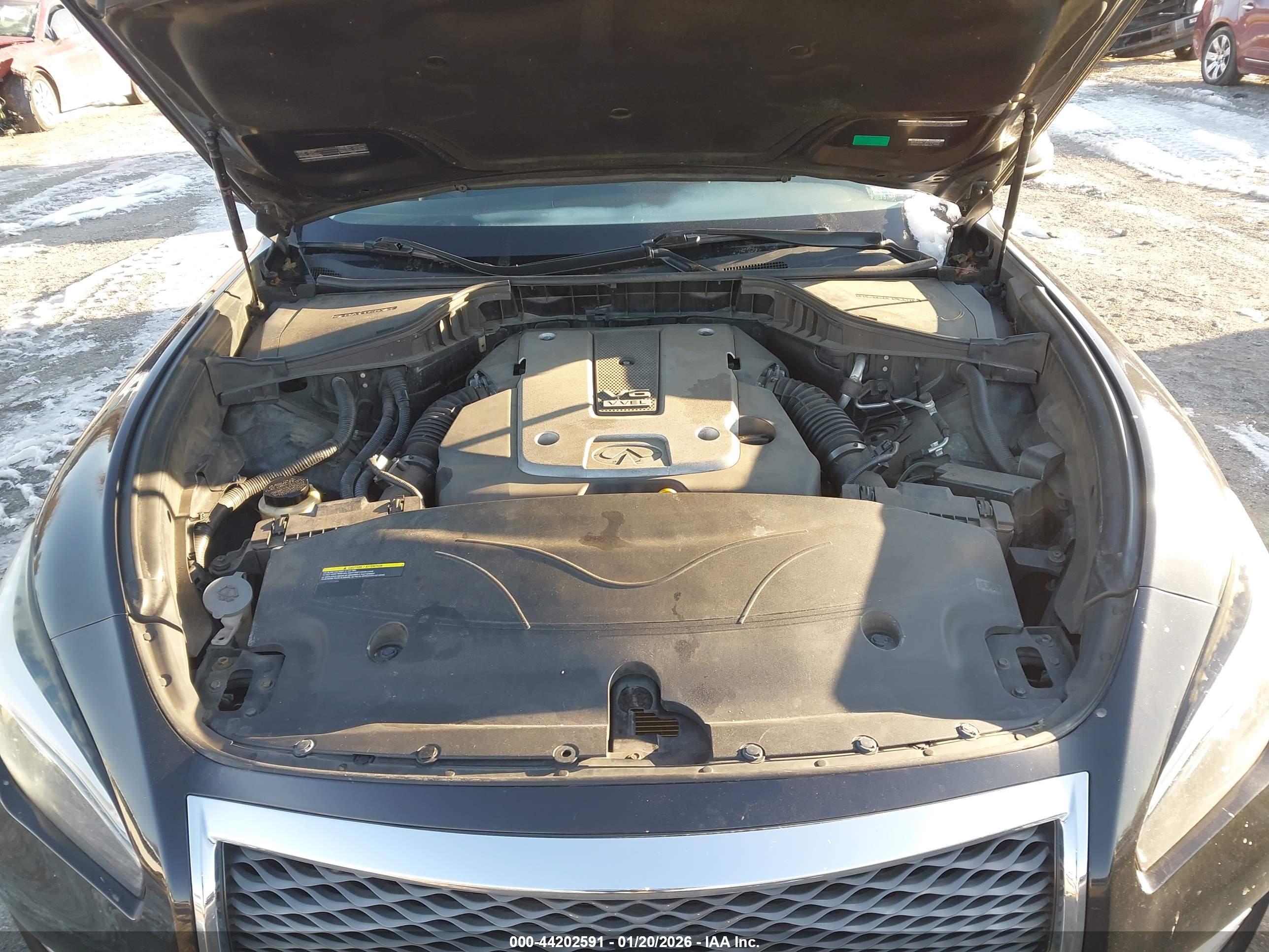 INFINITI Q70L image 10