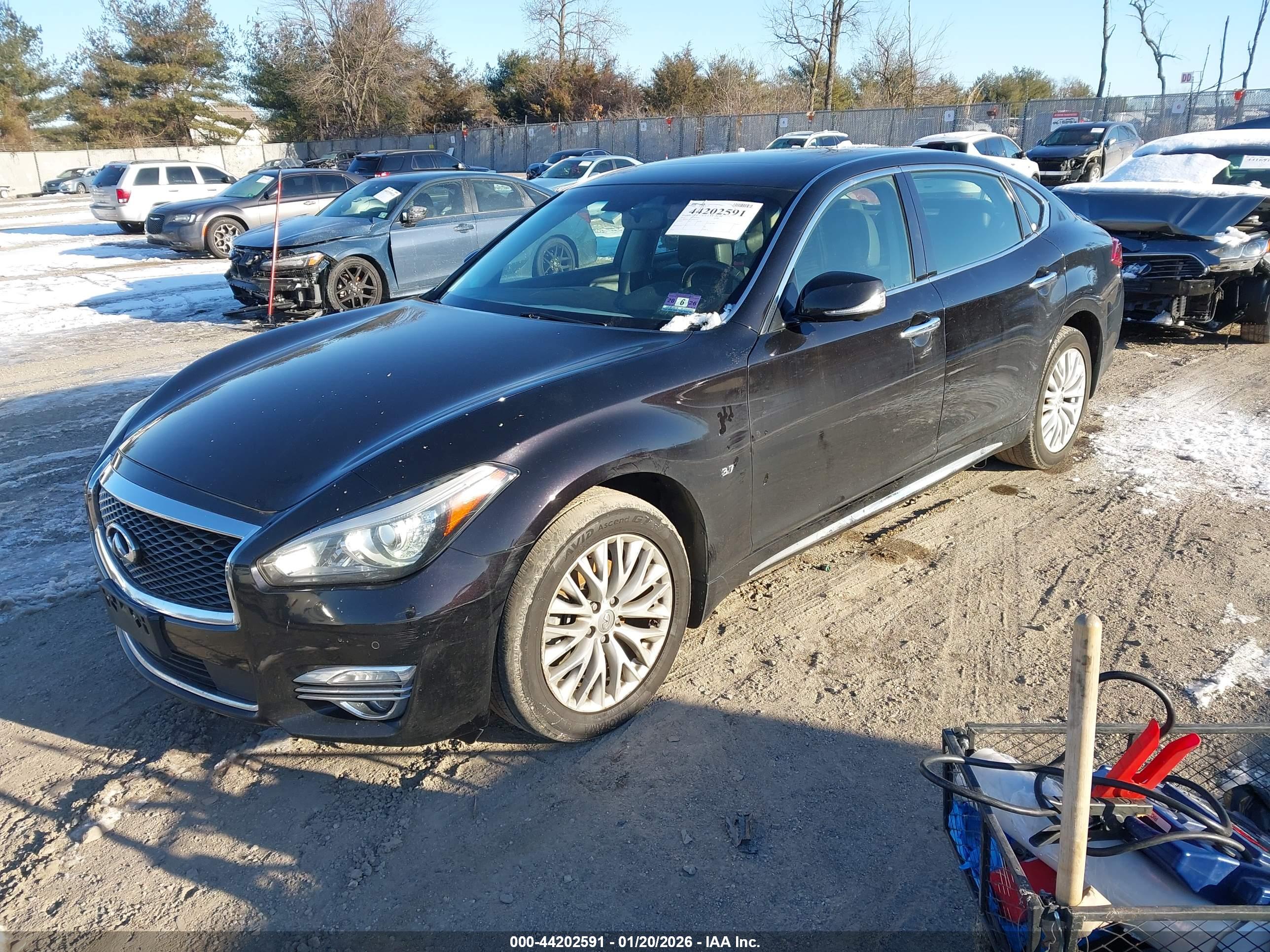 INFINITI Q70L image 2