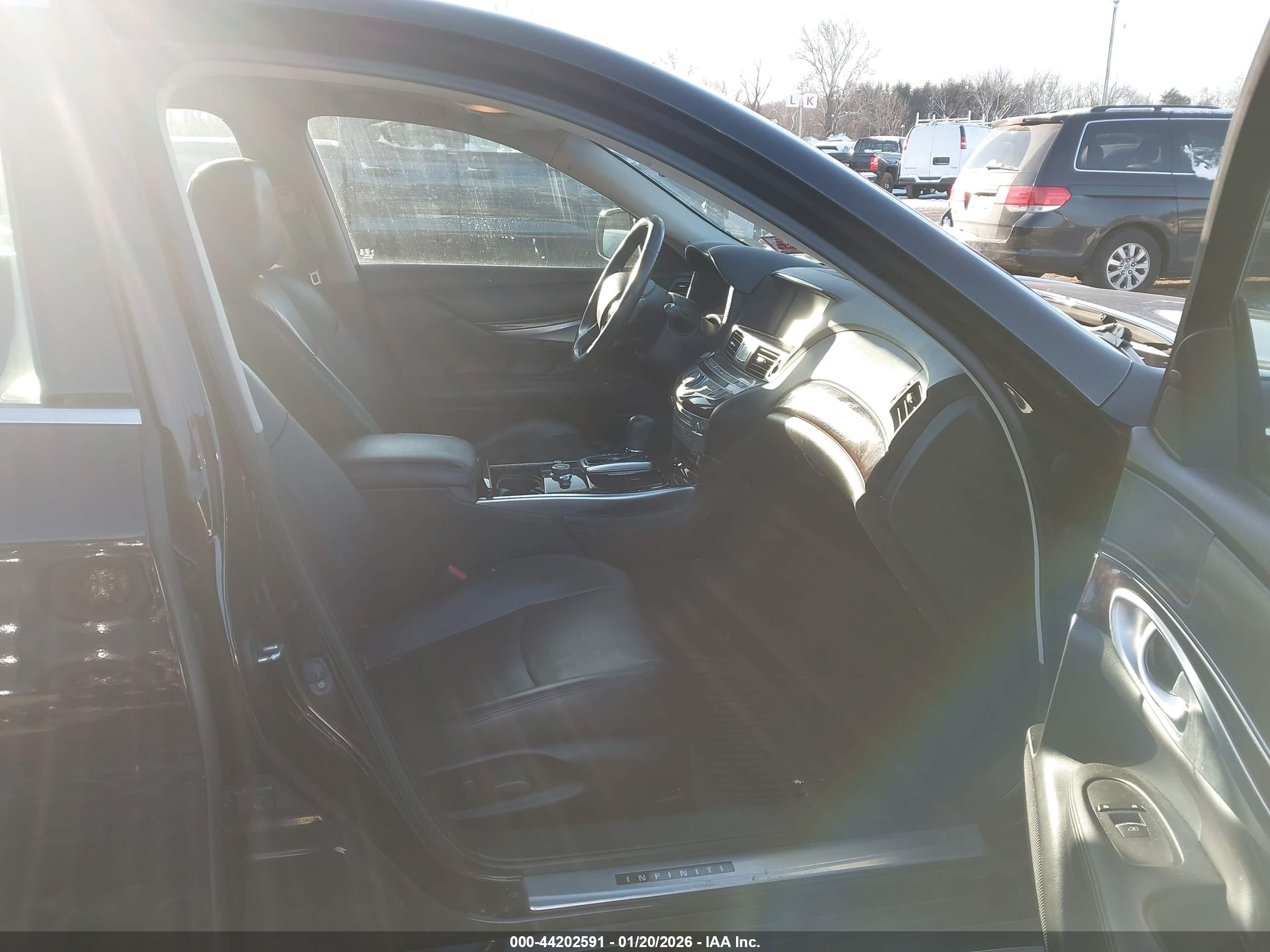 INFINITI Q70L image 5