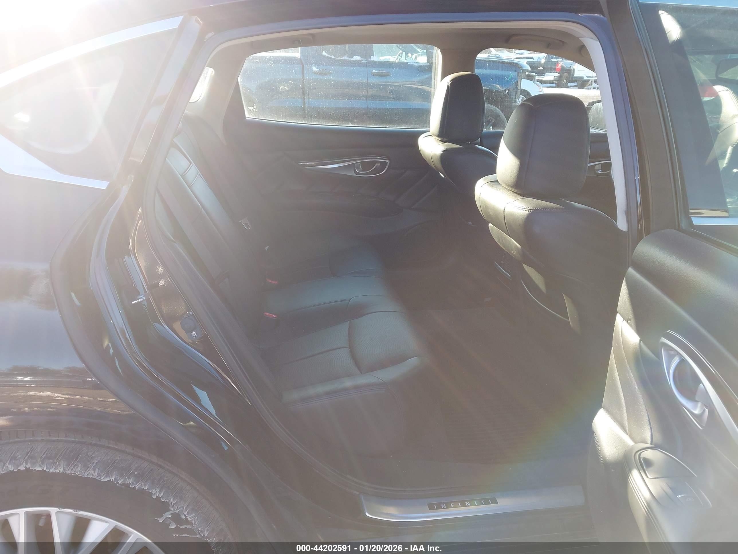 INFINITI Q70L image 8