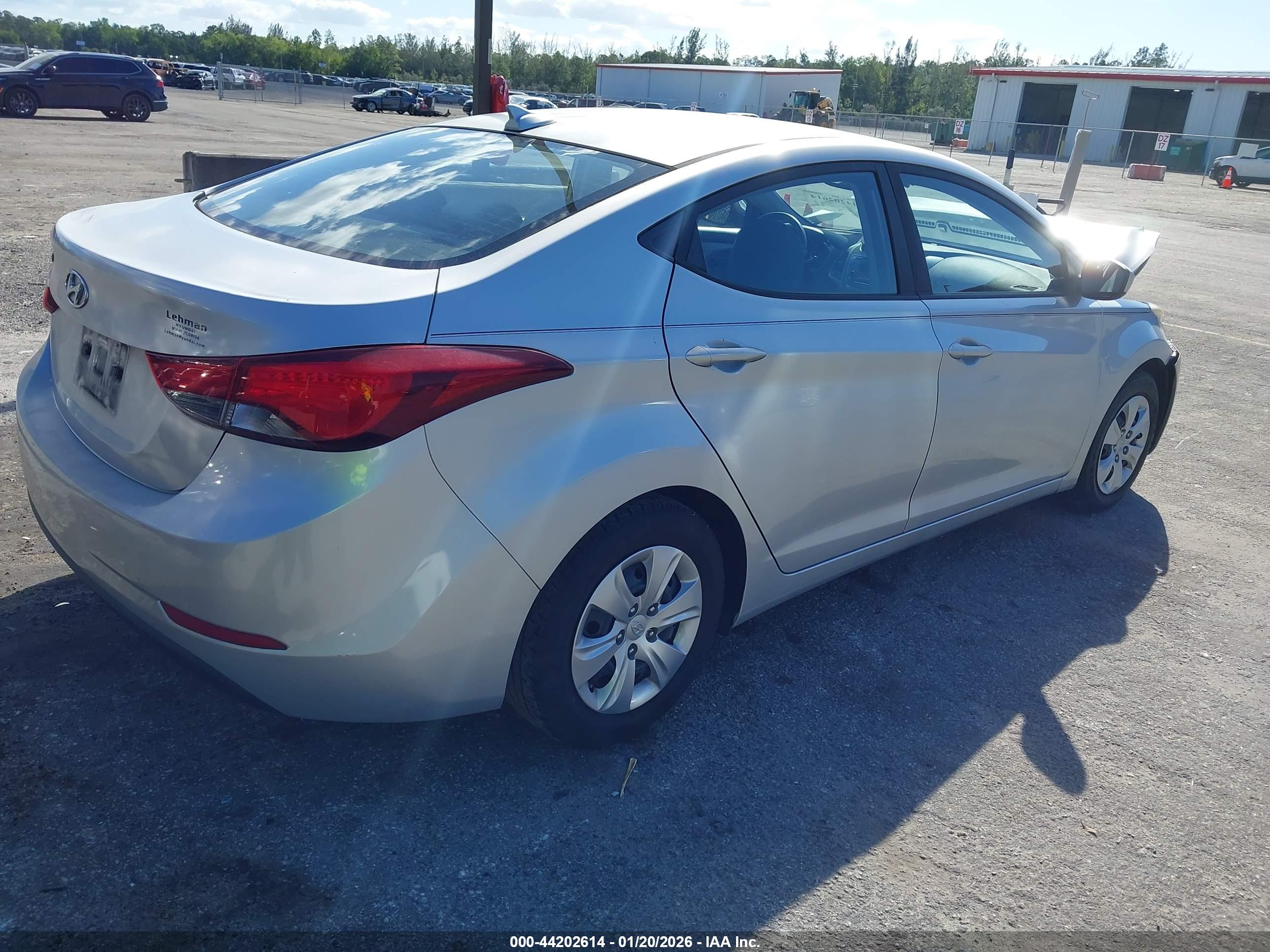 HYUNDAI ELANTRA image 4