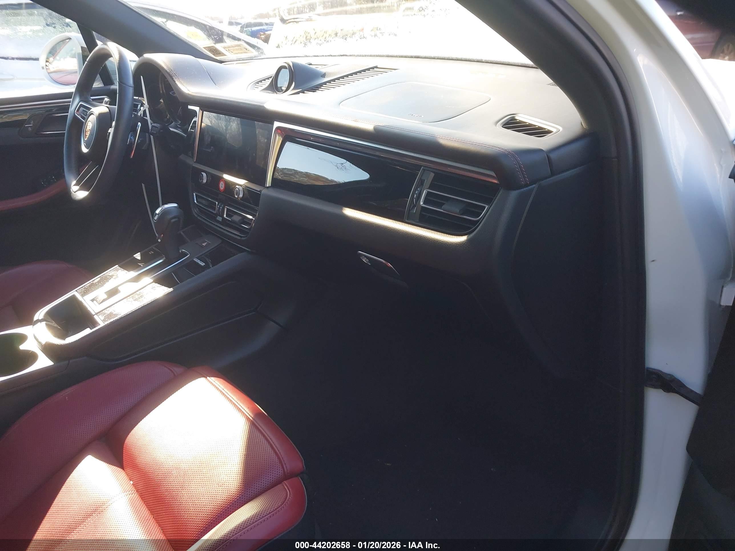 PORSCHE MACAN image 5