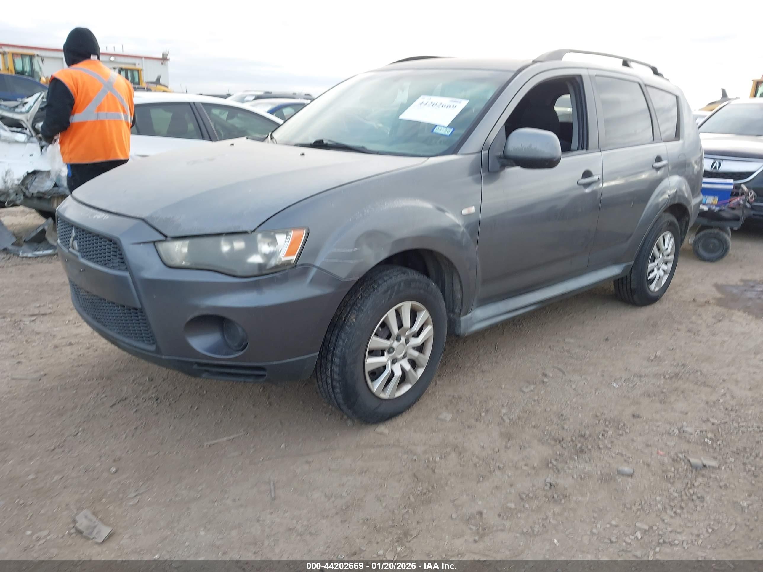 MITSUBISHI OUTLANDER image 2