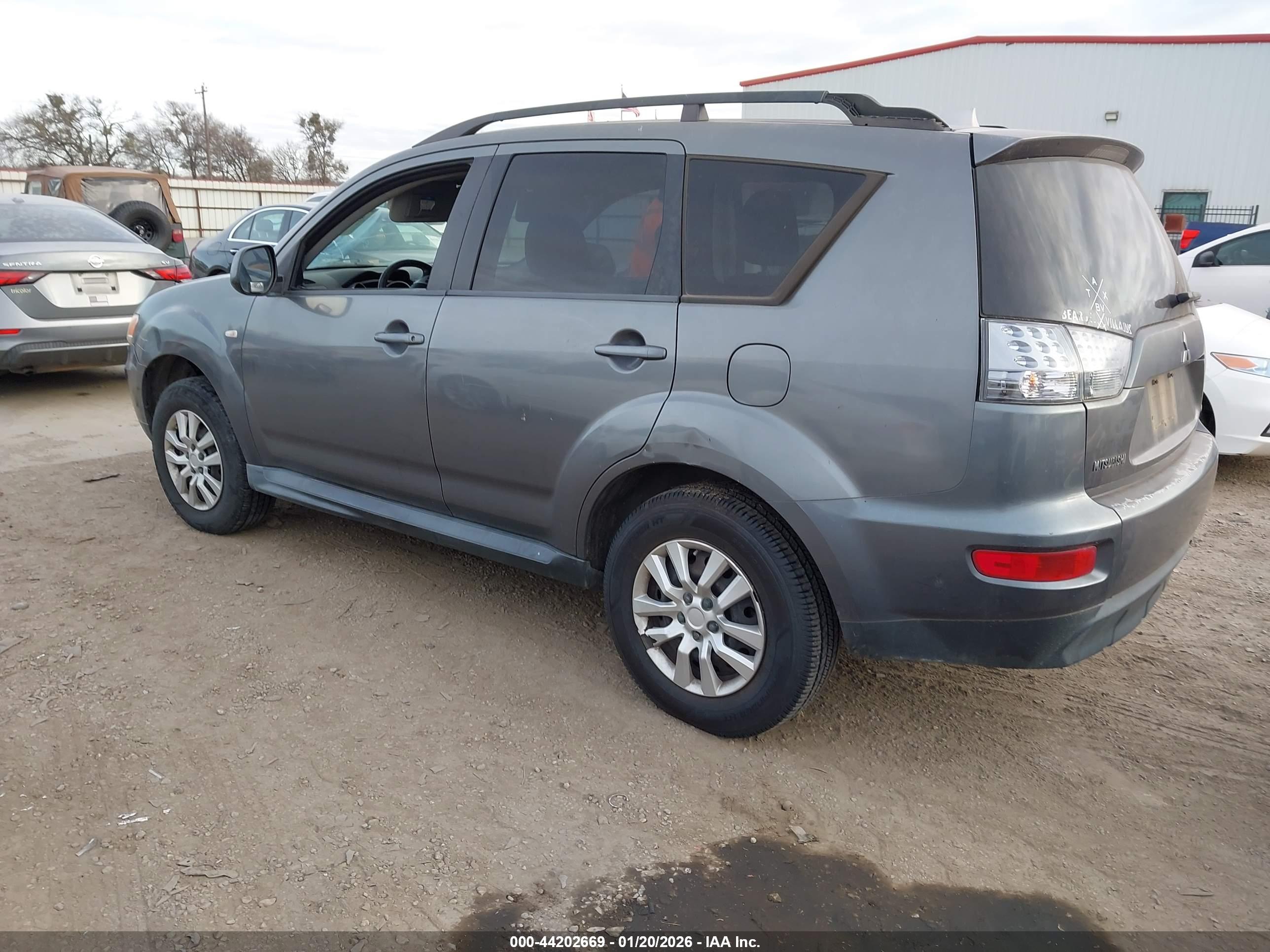 MITSUBISHI OUTLANDER image 3