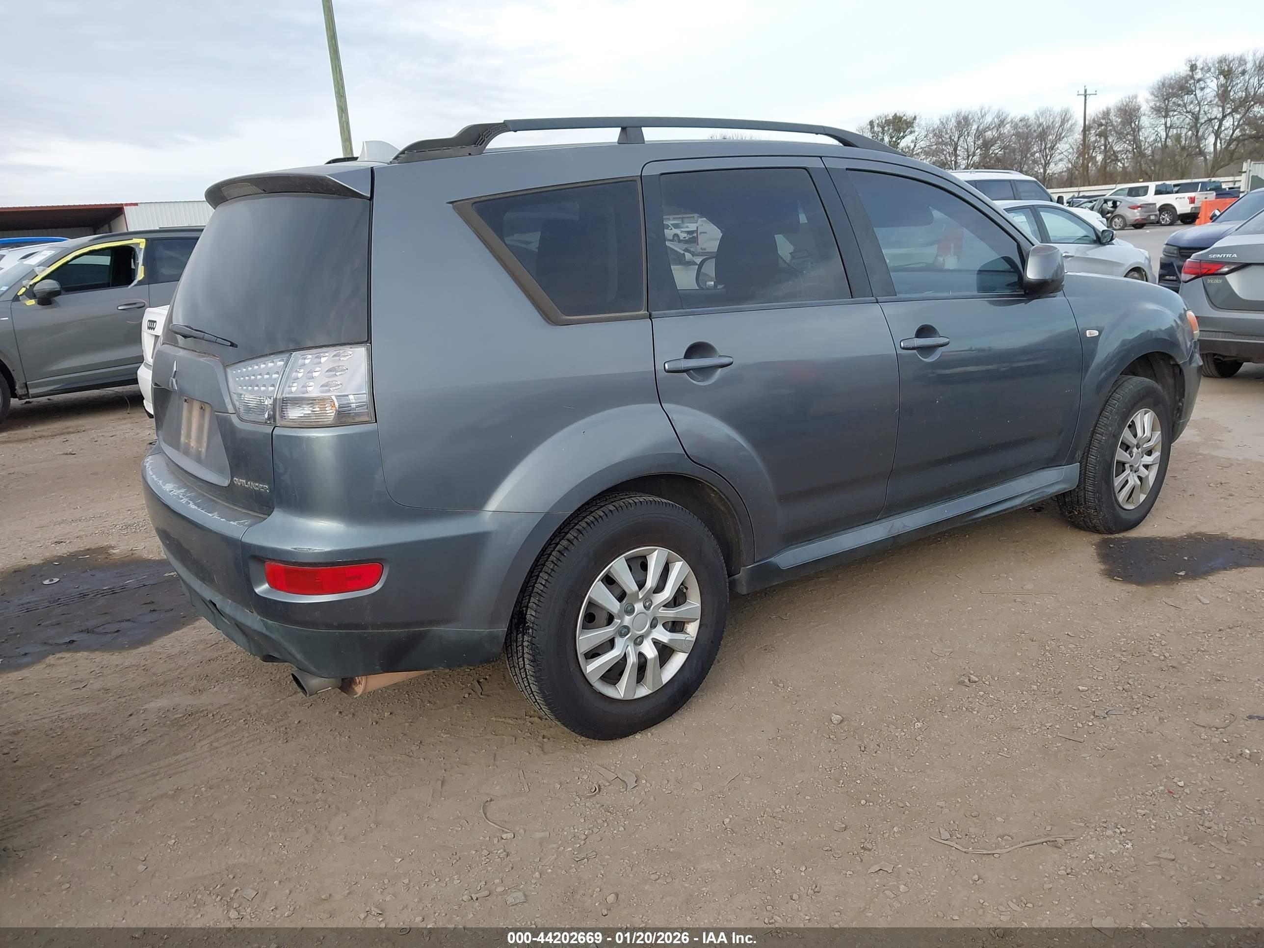 MITSUBISHI OUTLANDER image 4