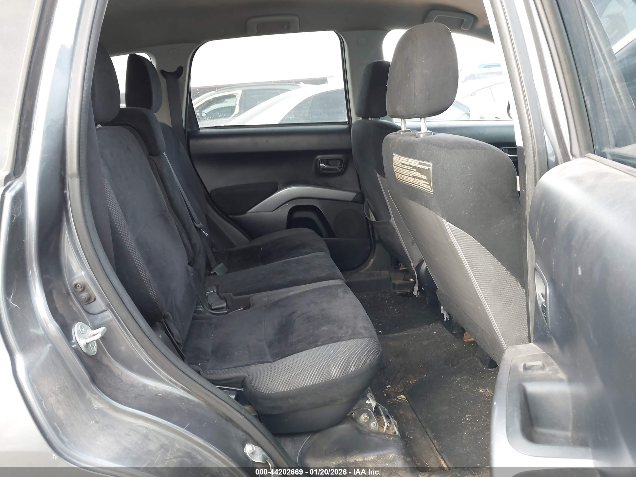 MITSUBISHI OUTLANDER image 8