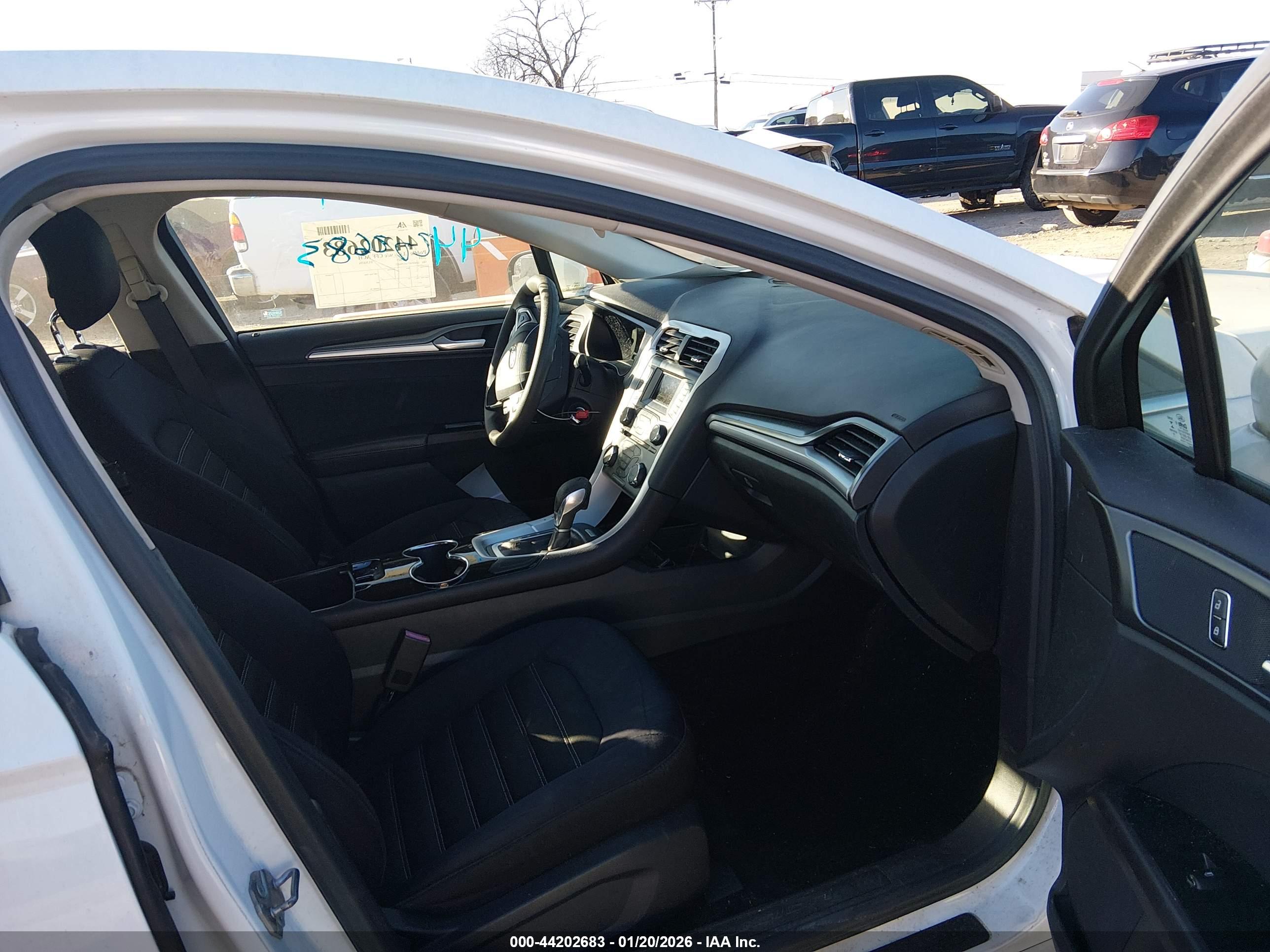 FORD FUSION image 5