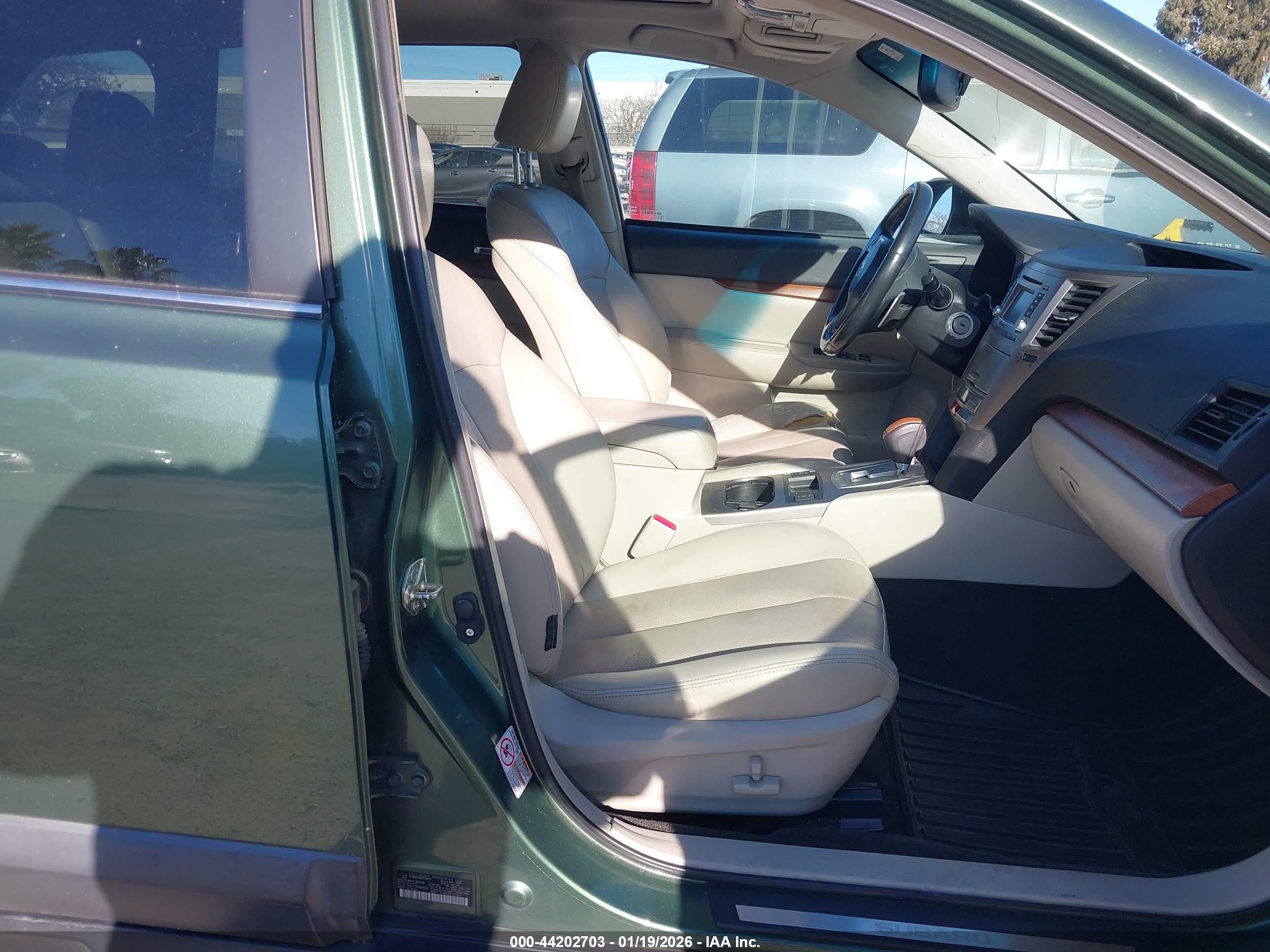 SUBARU OUTBACK image 5