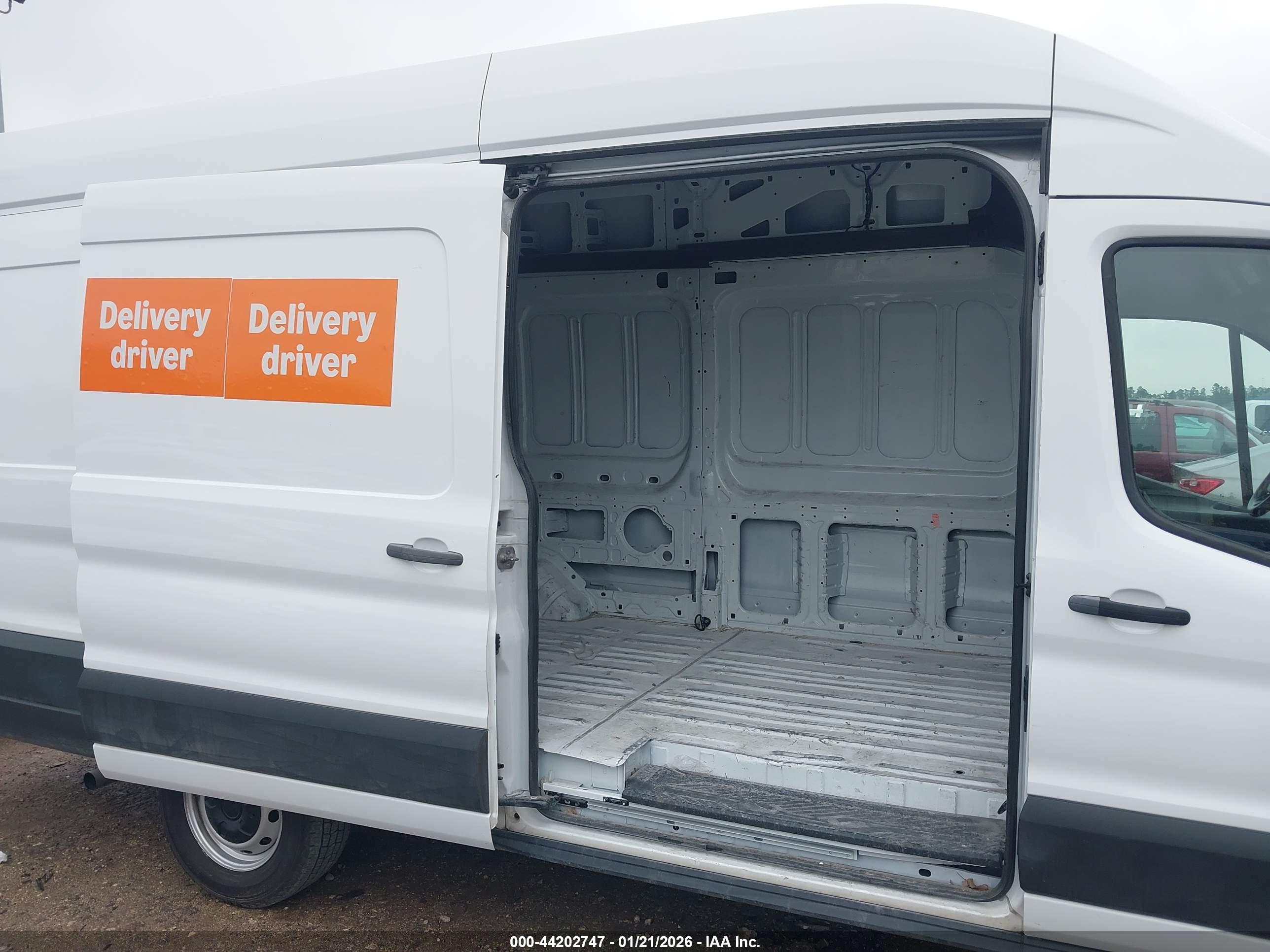 FORD TRANSIT-250 image 8