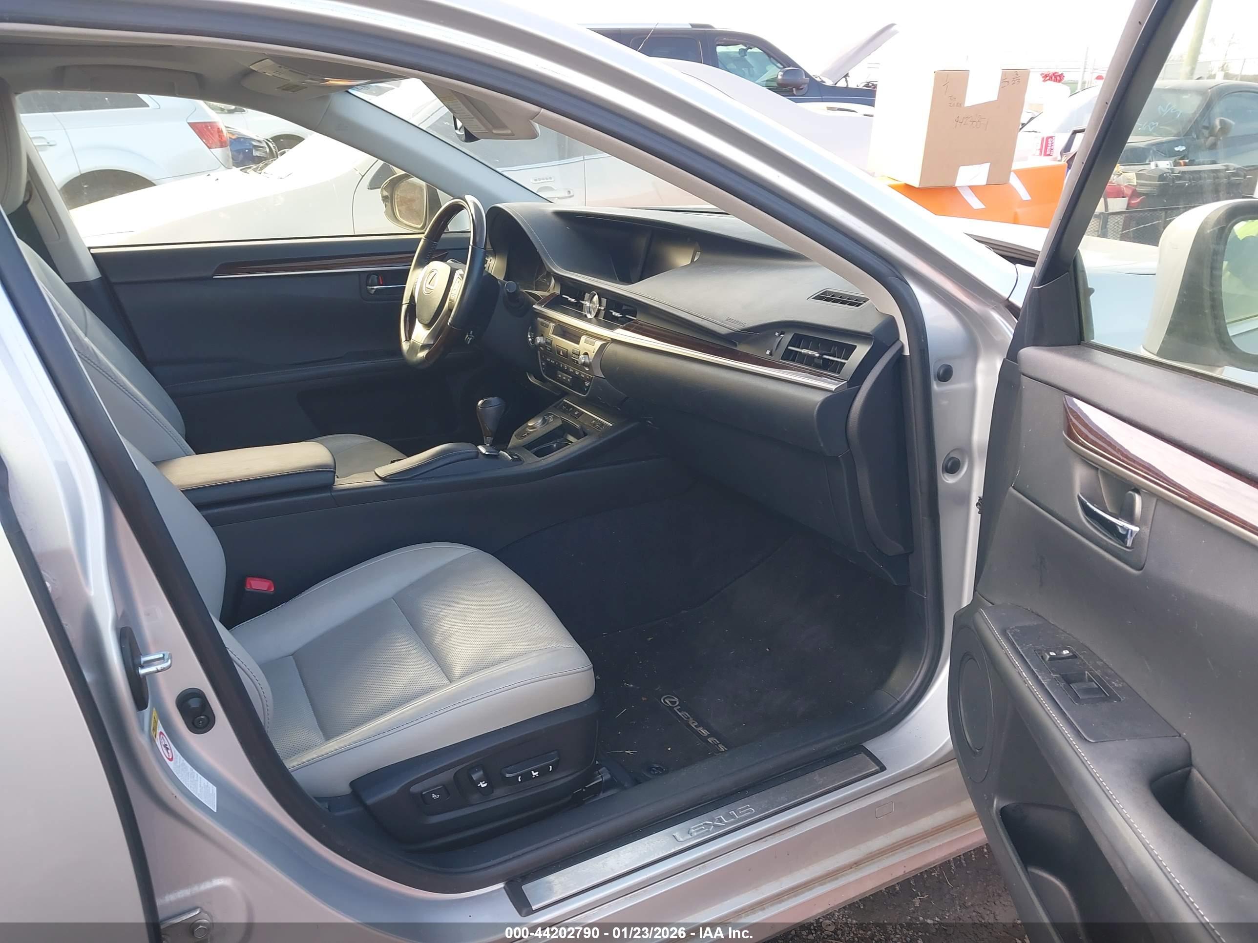 LEXUS ES image 5