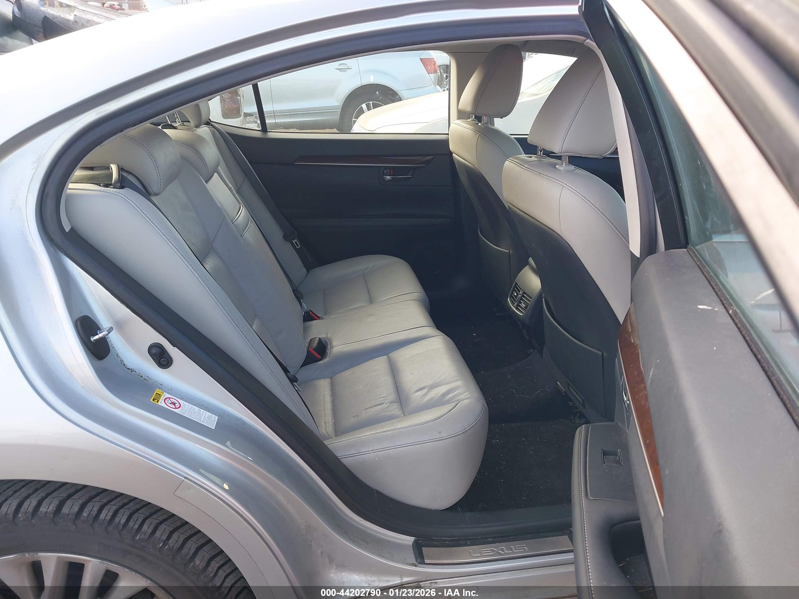 LEXUS ES image 8