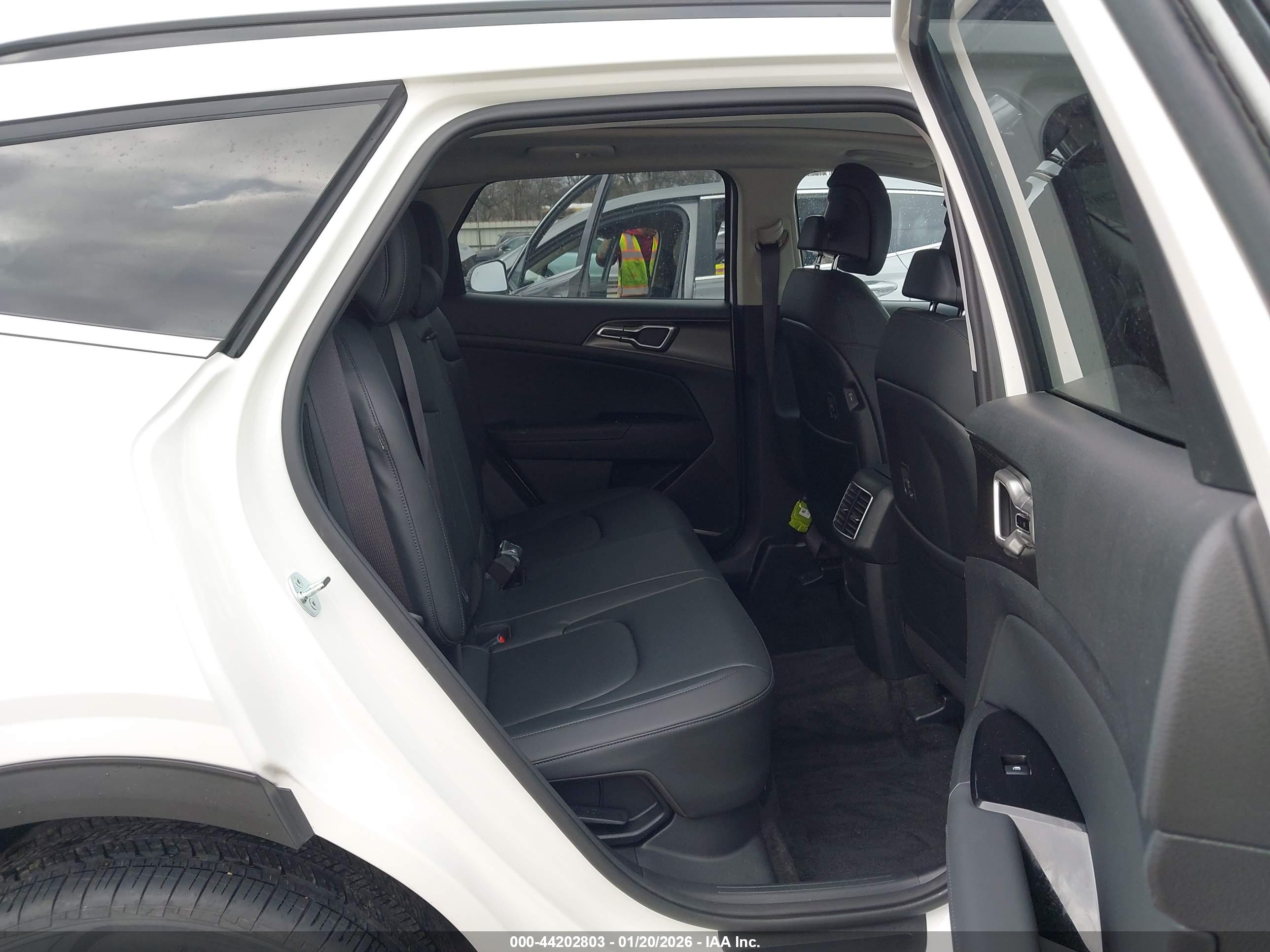 KIA SPORTAGE image 8