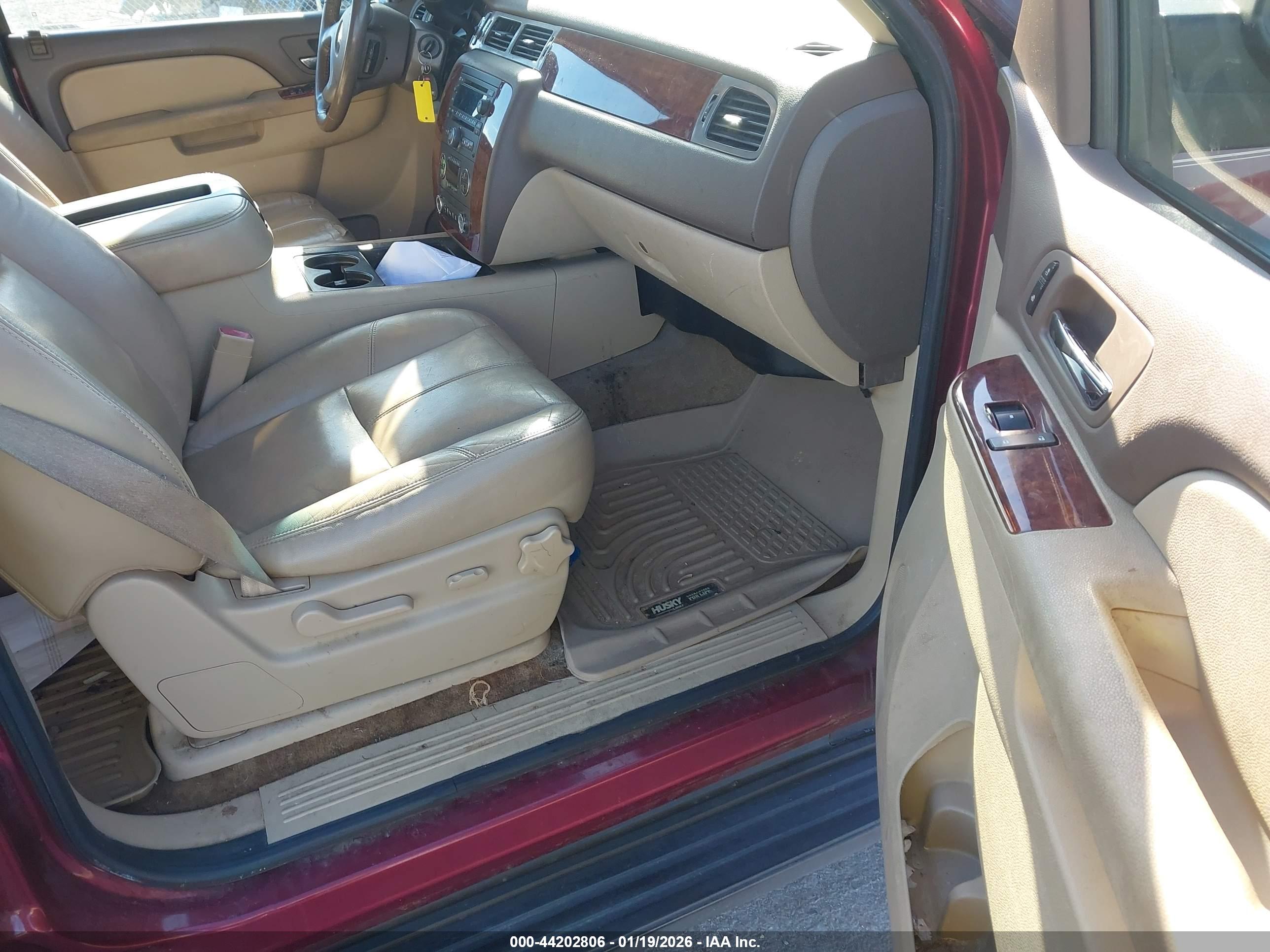 CHEVROLET SUBURBAN image 5