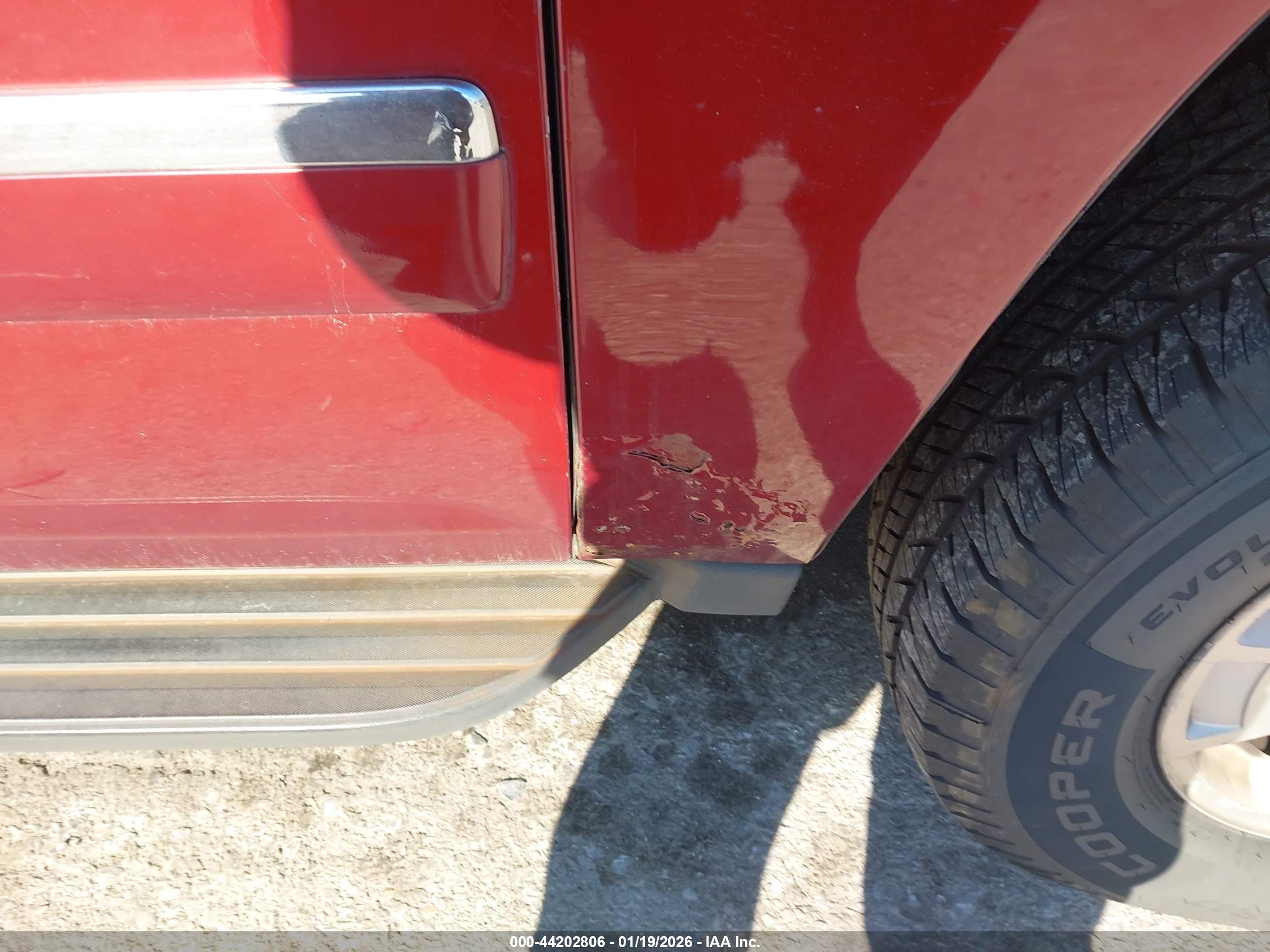 CHEVROLET SUBURBAN image 6