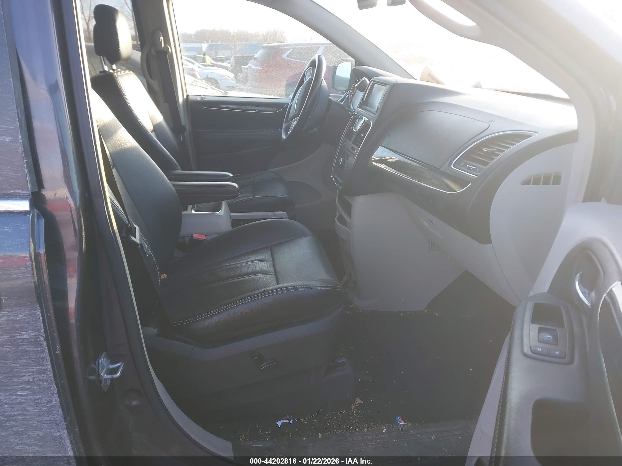 CHRYSLER TOWN image 5