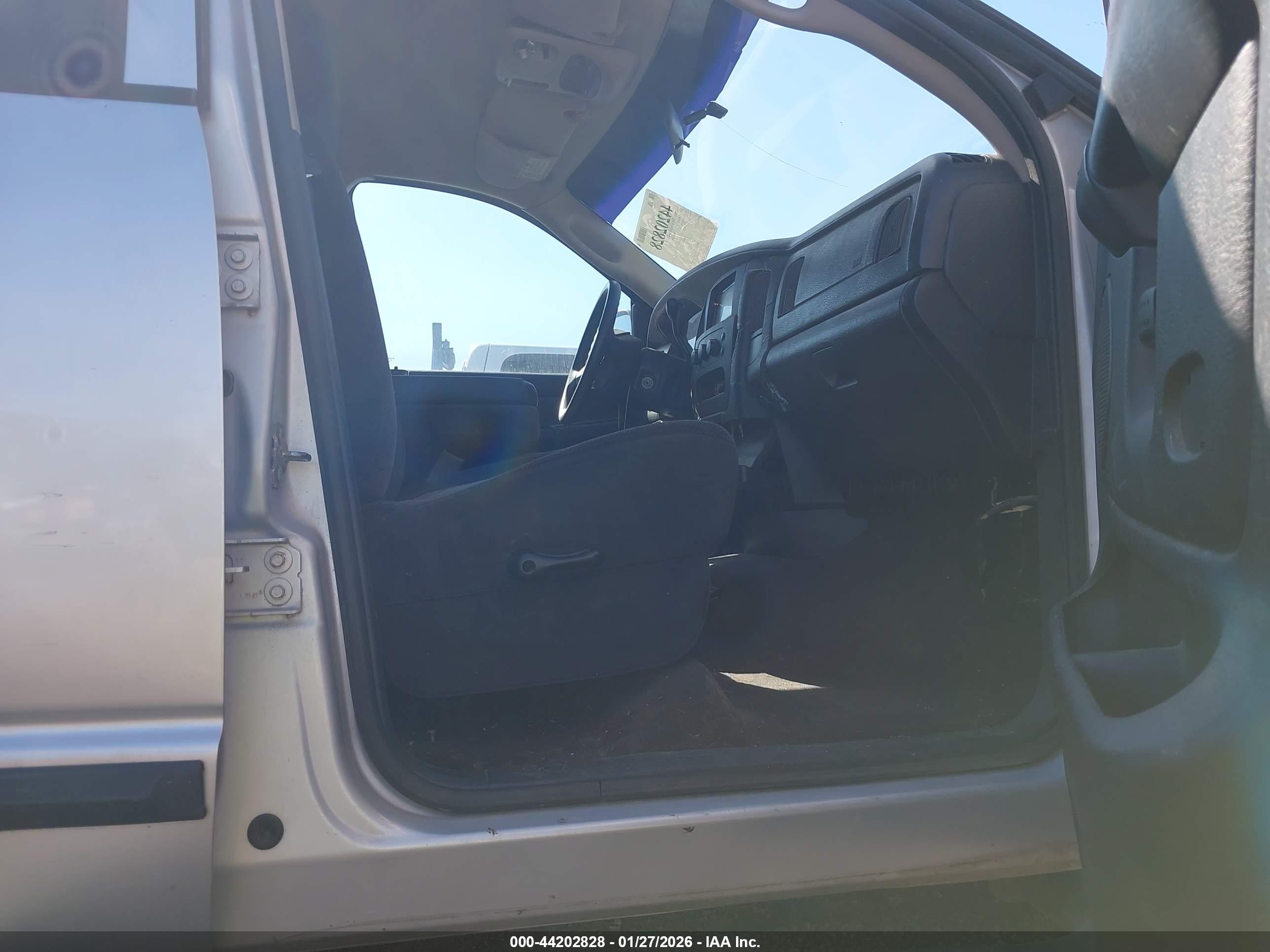 DODGE RAM image 5
