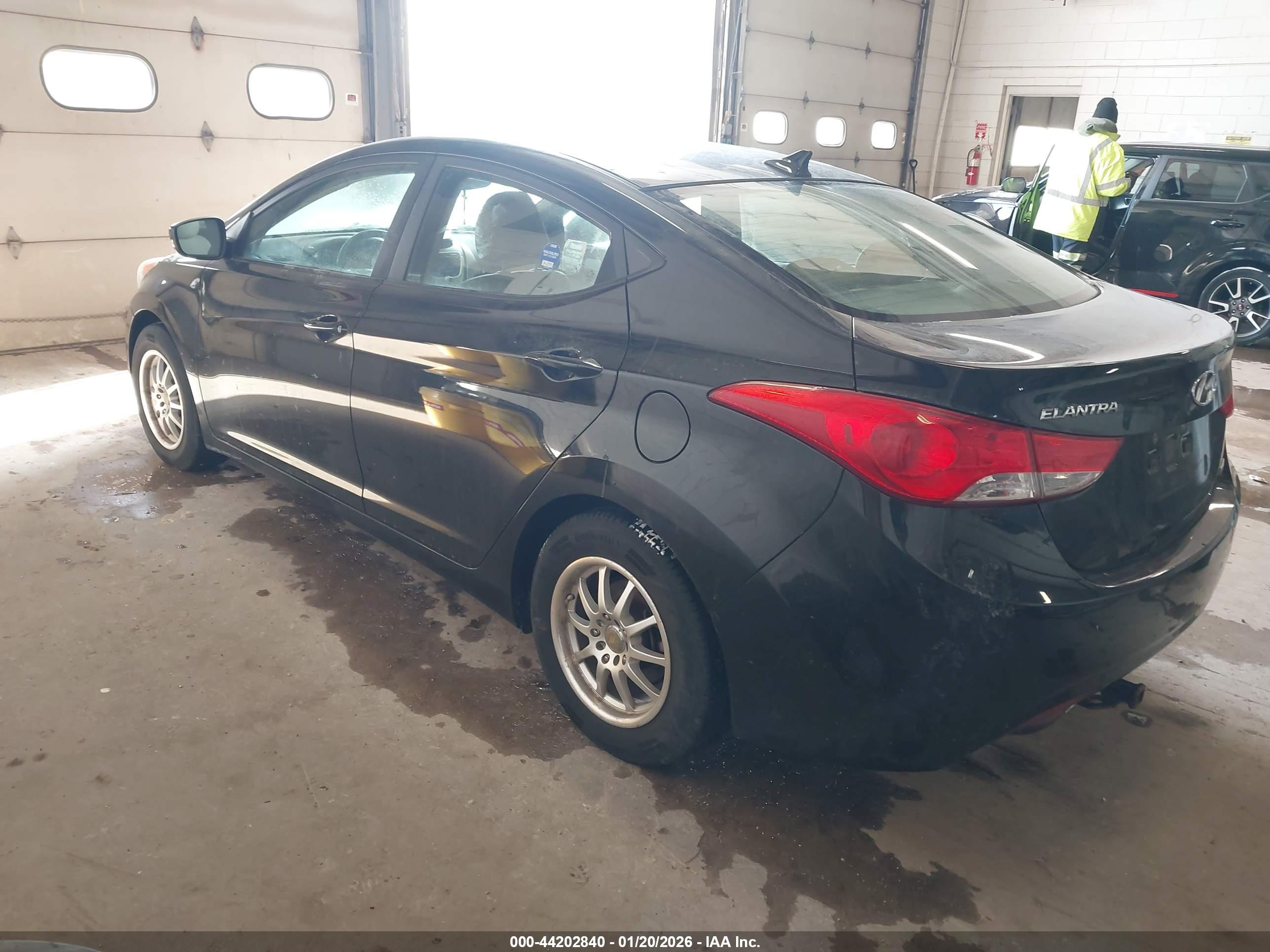 HYUNDAI ELANTRA image 3