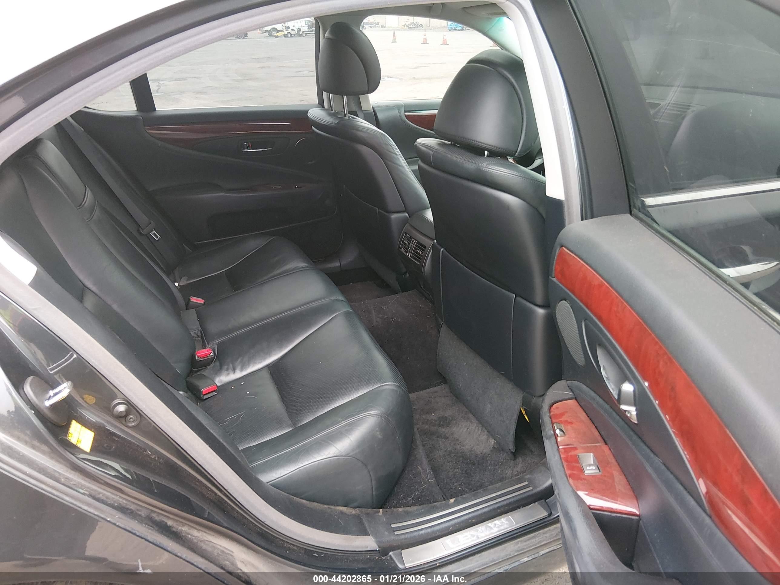 LEXUS LS image 8