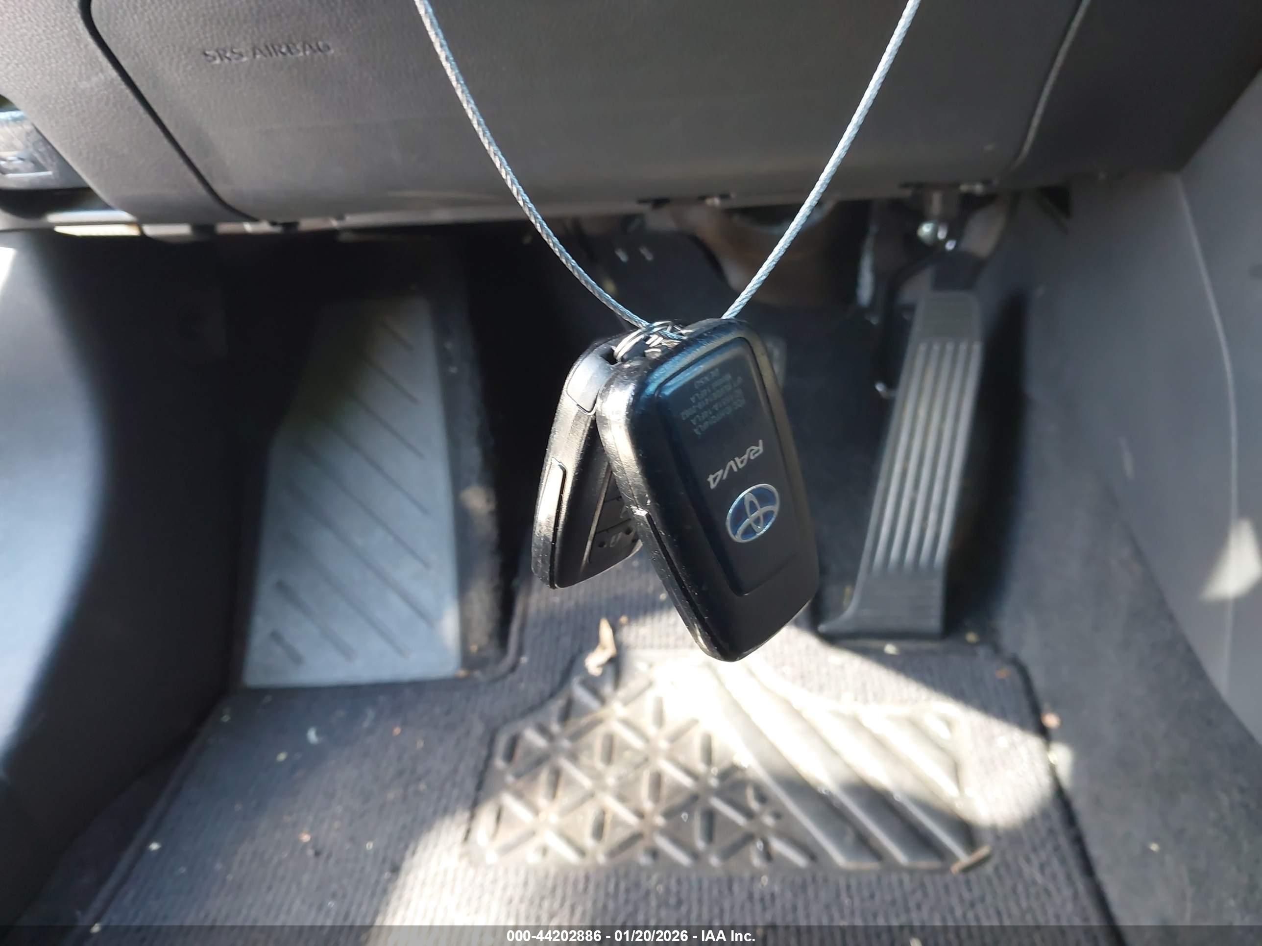 TOYOTA RAV4 image 11