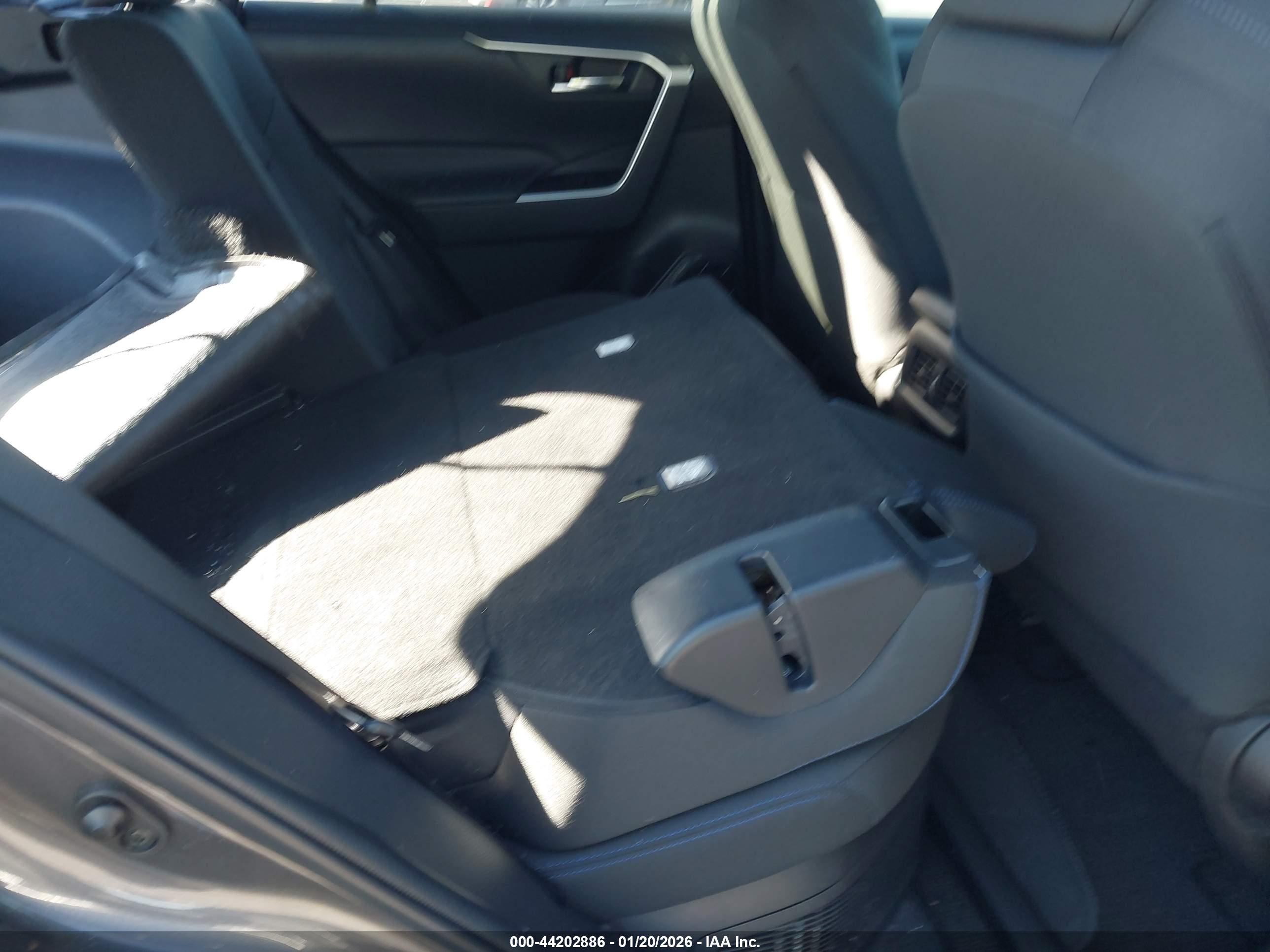 TOYOTA RAV4 image 8