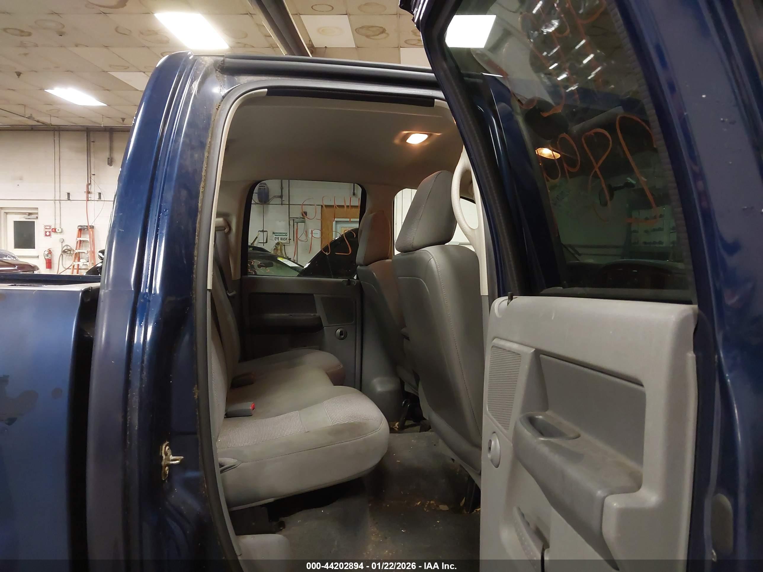 DODGE RAM image 8